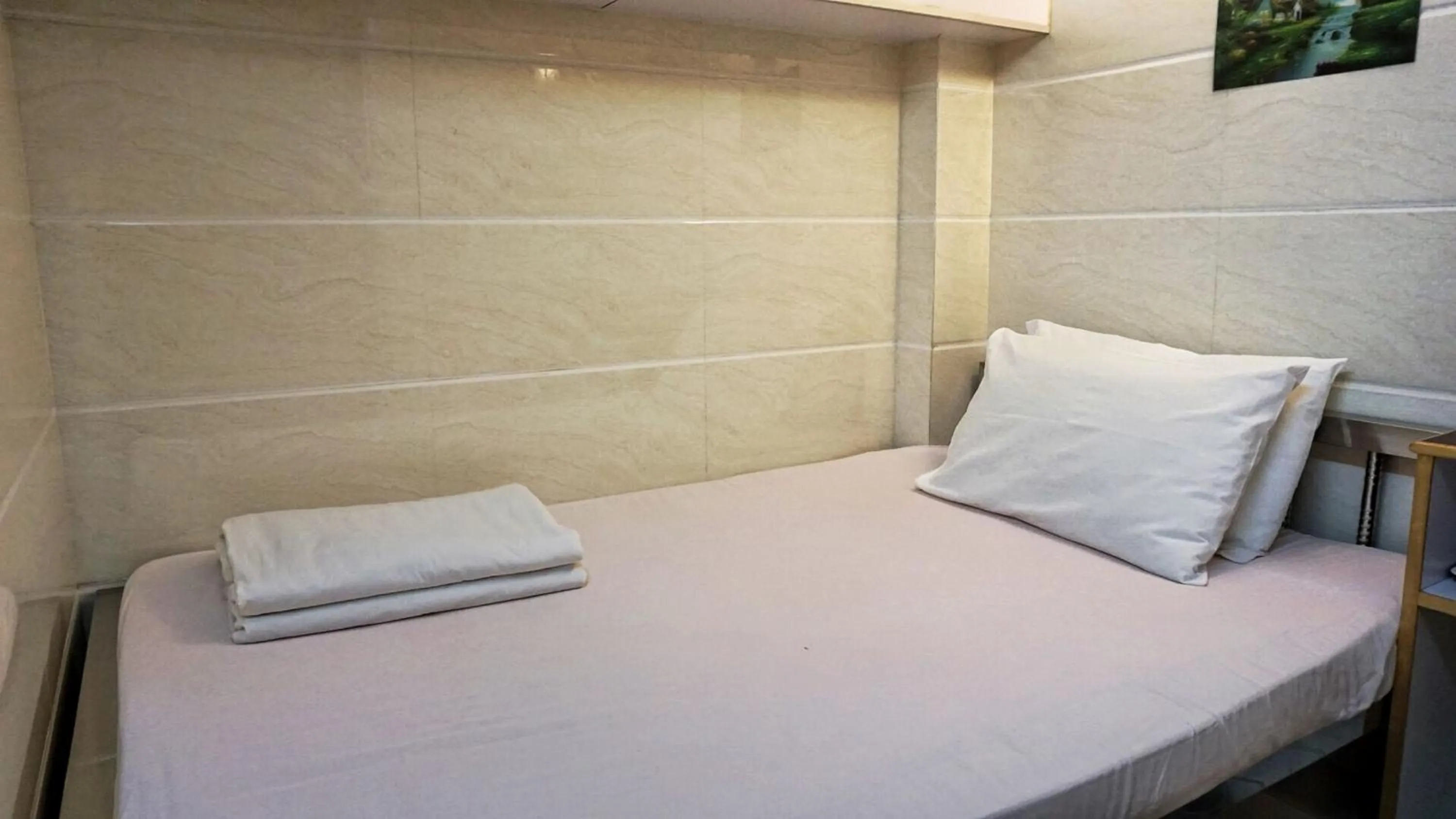 Bed in Maple Leaf Guest House