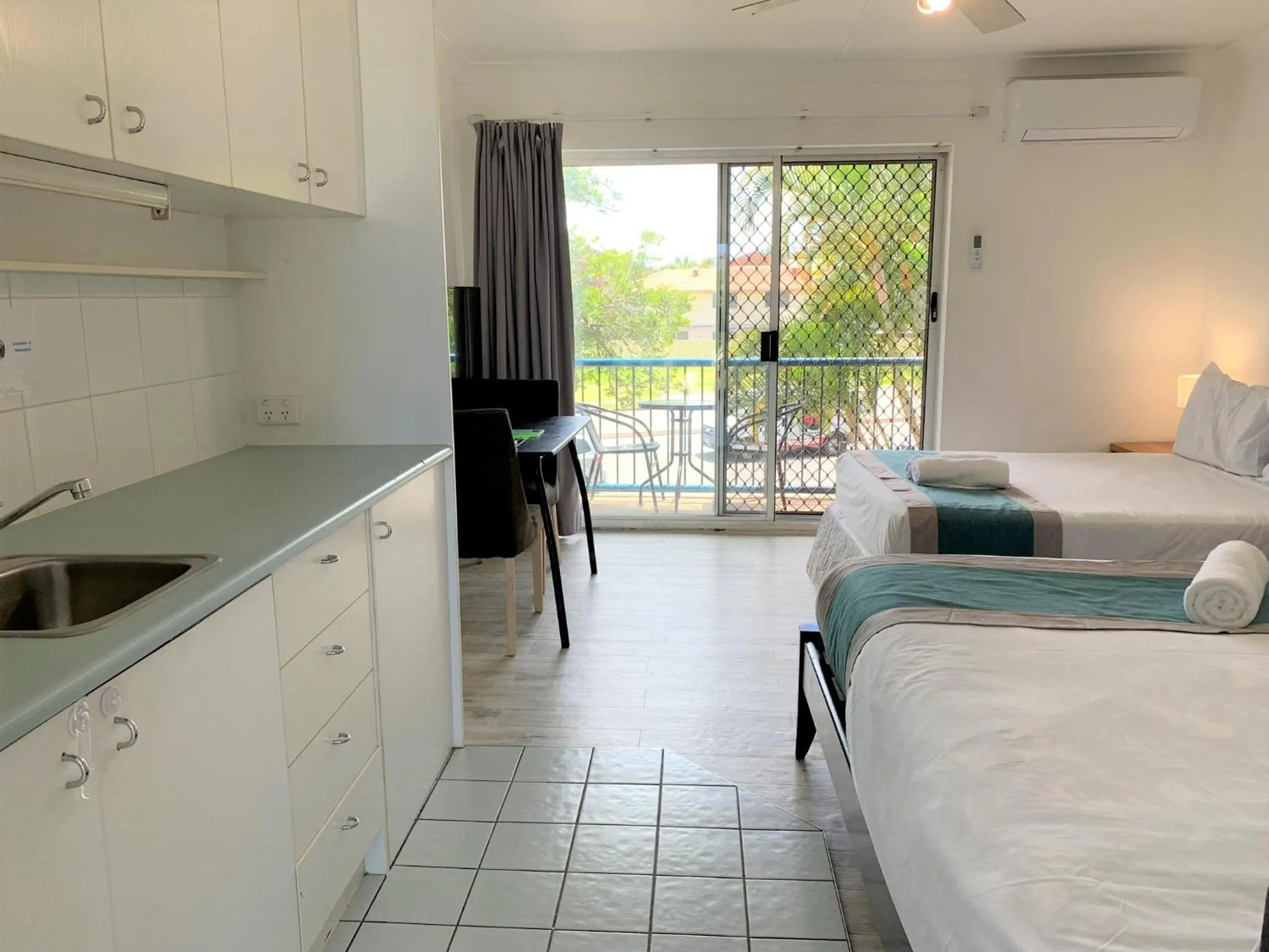 Bed in Broadwater Keys Holiday Apartments