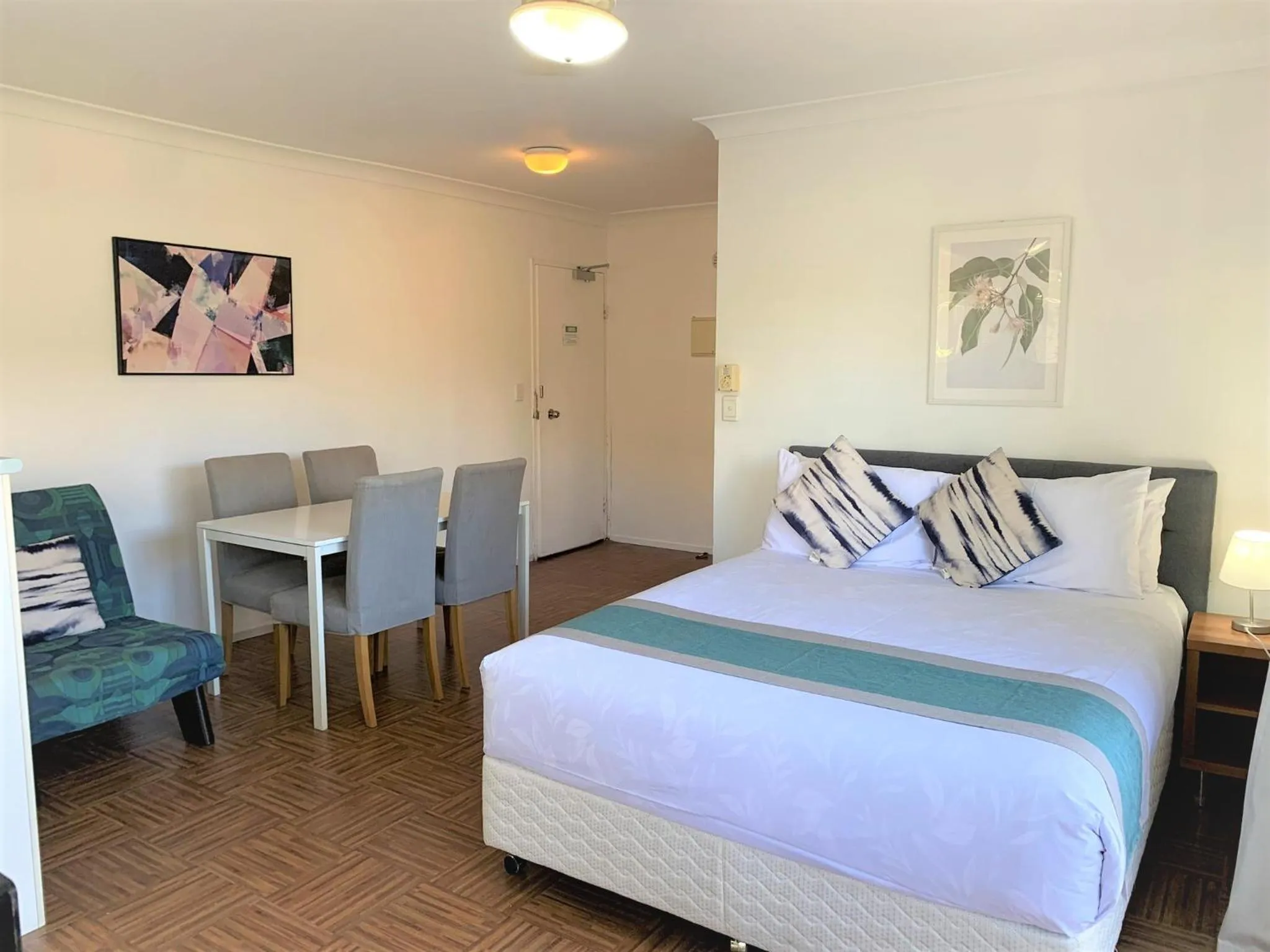 Bed in Broadwater Keys Holiday Apartments