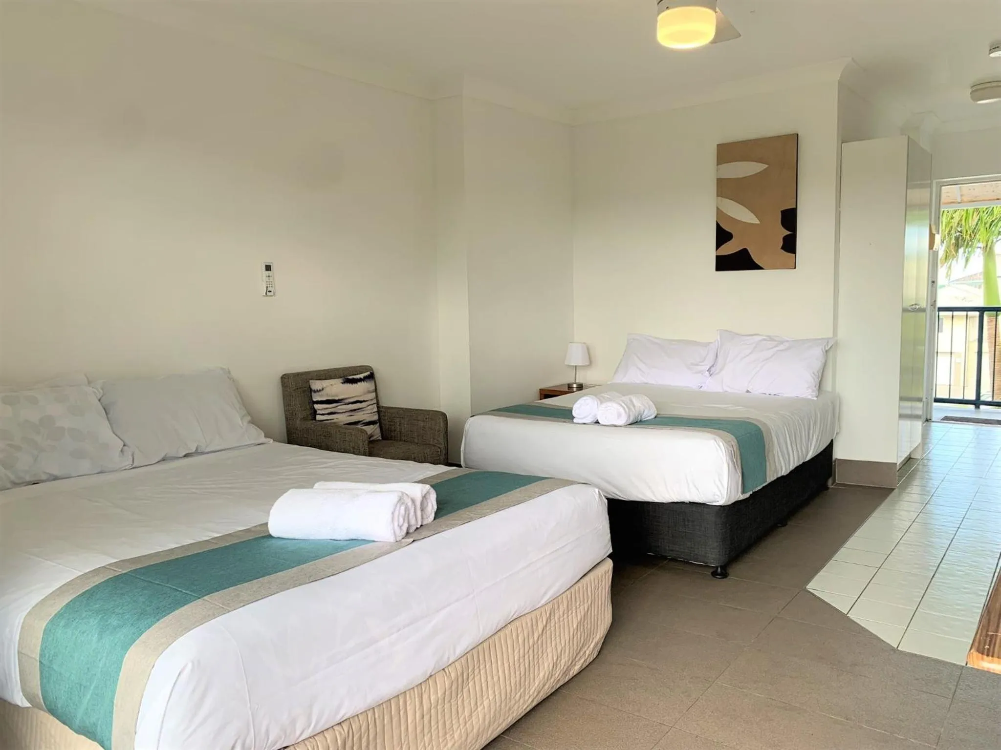 Bed in Broadwater Keys Holiday Apartments