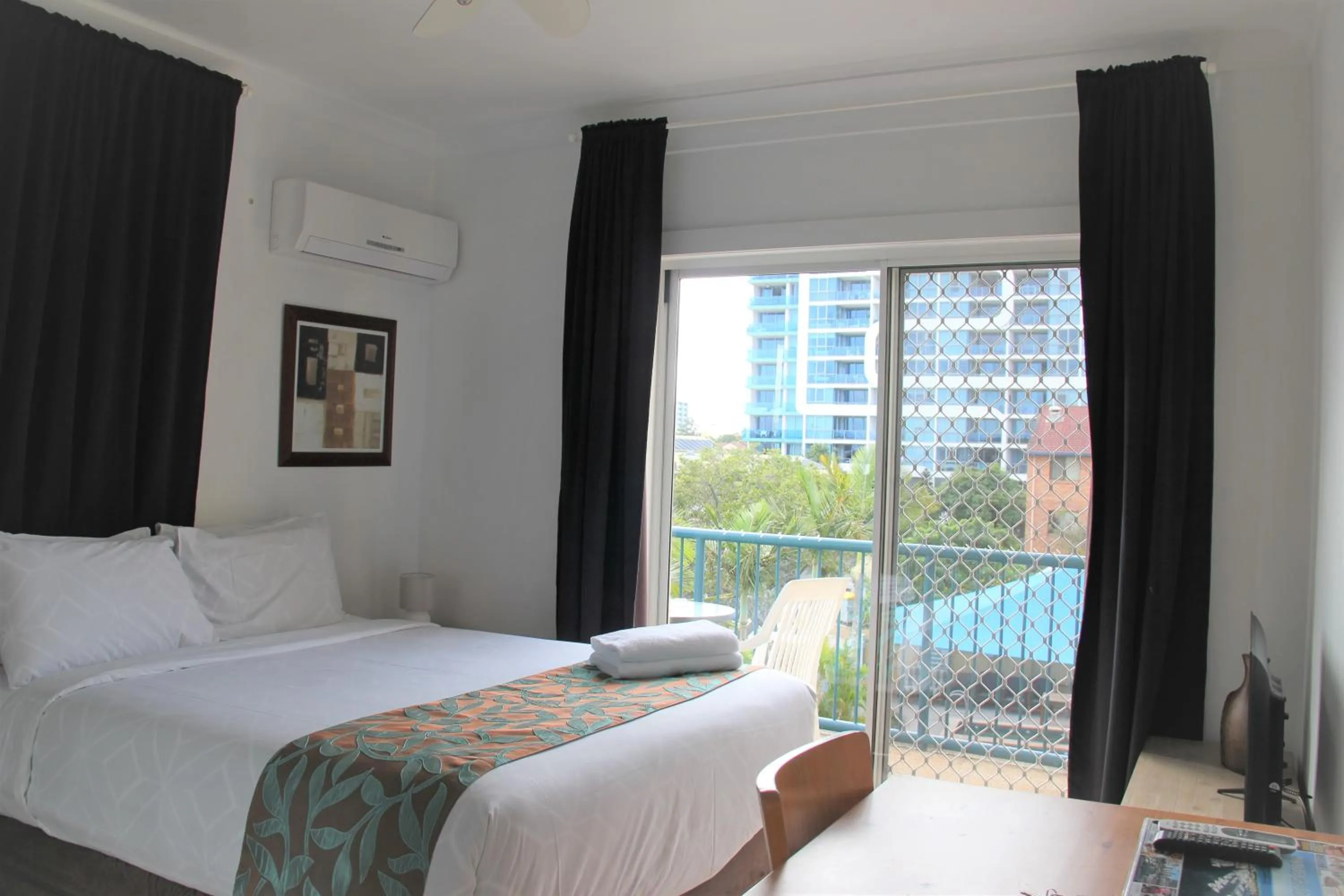 Bed in Broadwater Keys Holiday Apartments