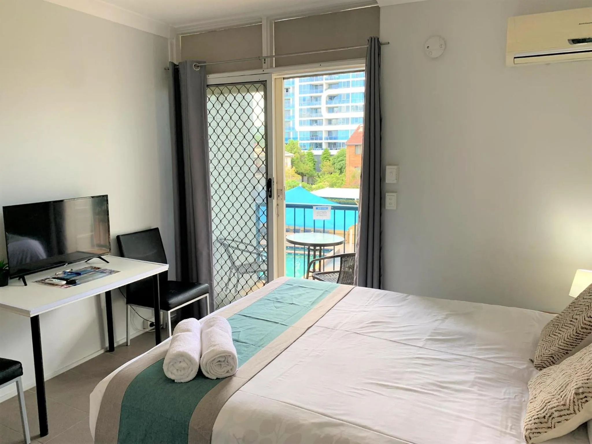 Bed in Broadwater Keys Holiday Apartments