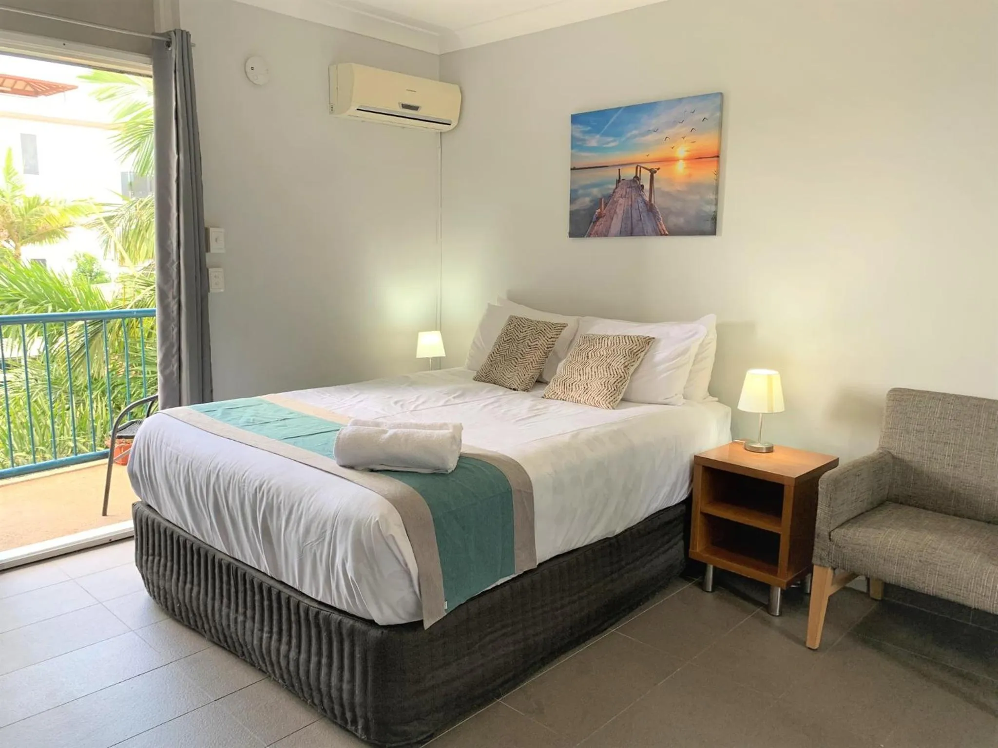 Bed in Broadwater Keys Holiday Apartments