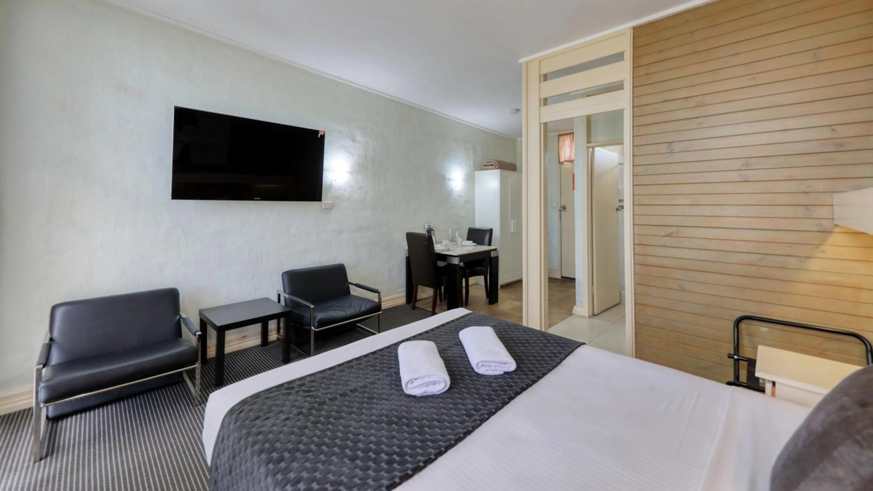 Bed in Rose City Motor Inn