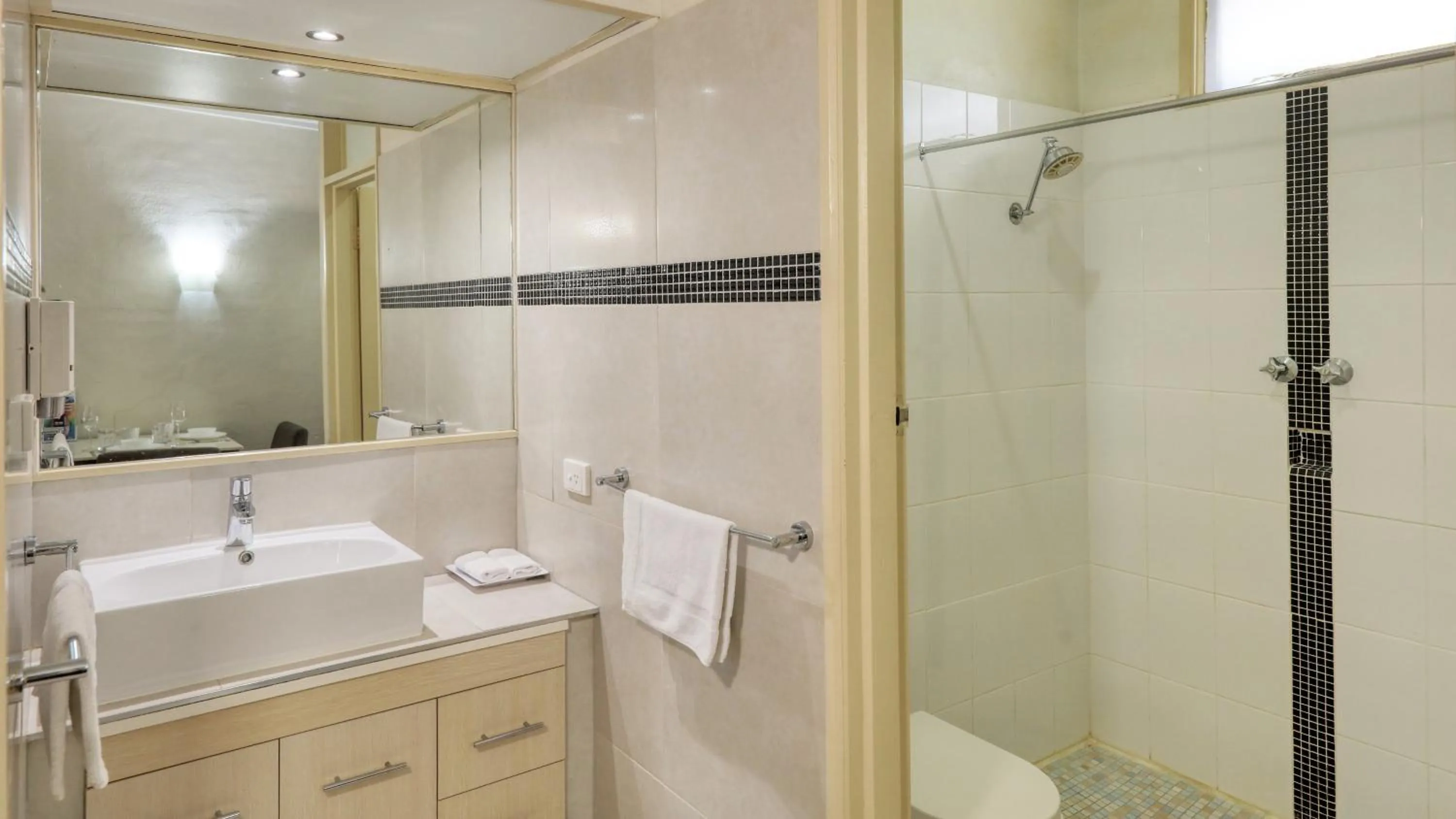 Shower in Rose City Motor Inn