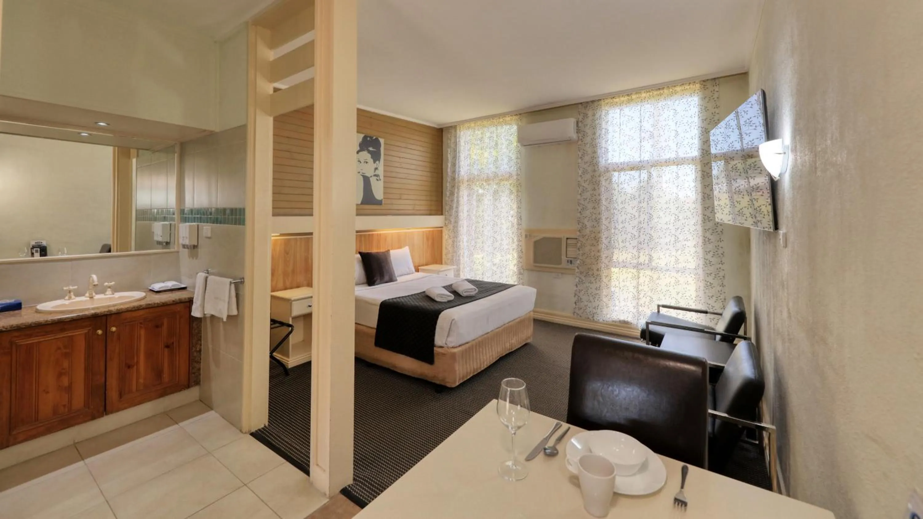 Photo of the whole room, Bed in Rose City Motor Inn