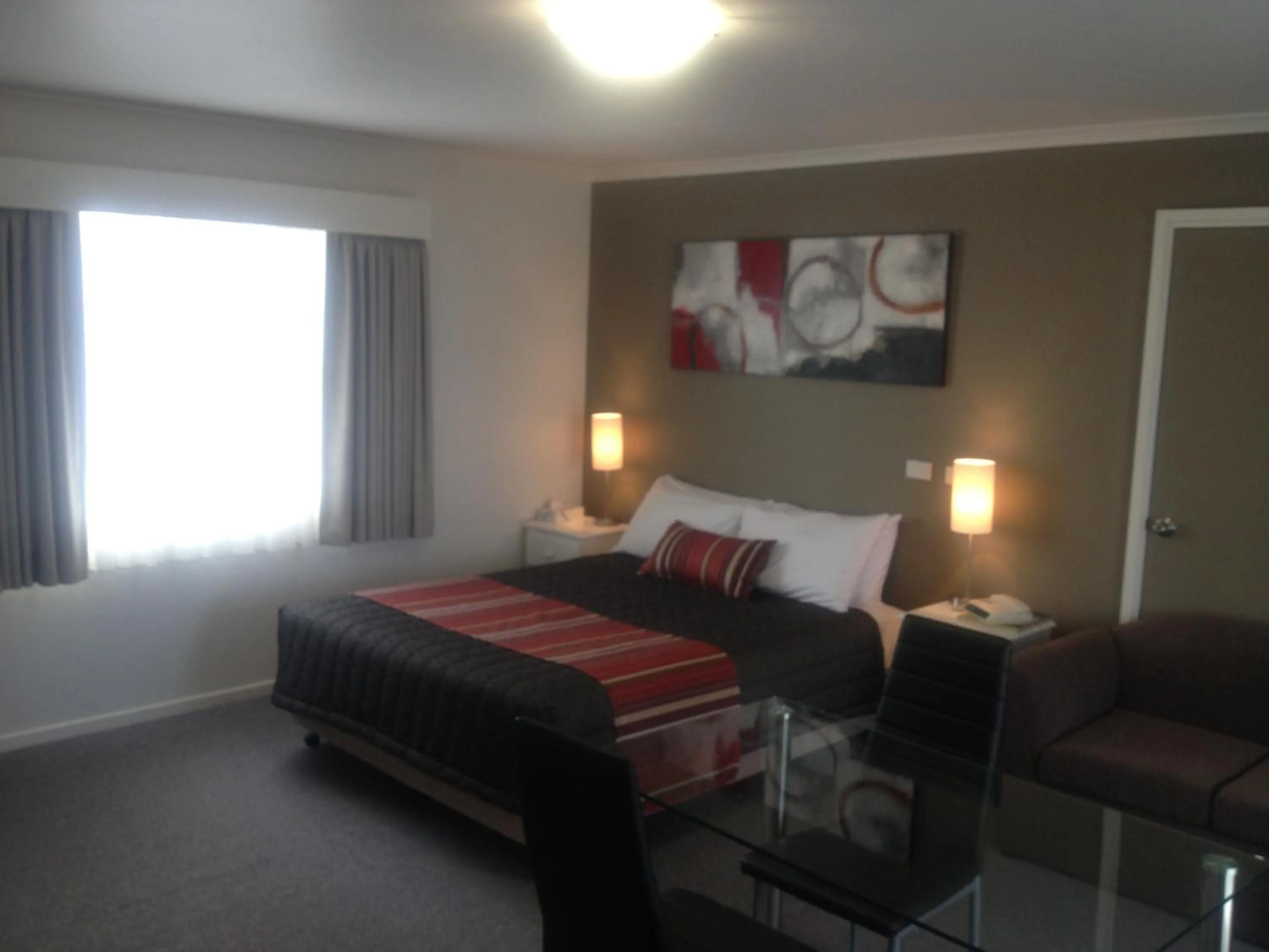 Day in Redwood Manor Motel Apartments