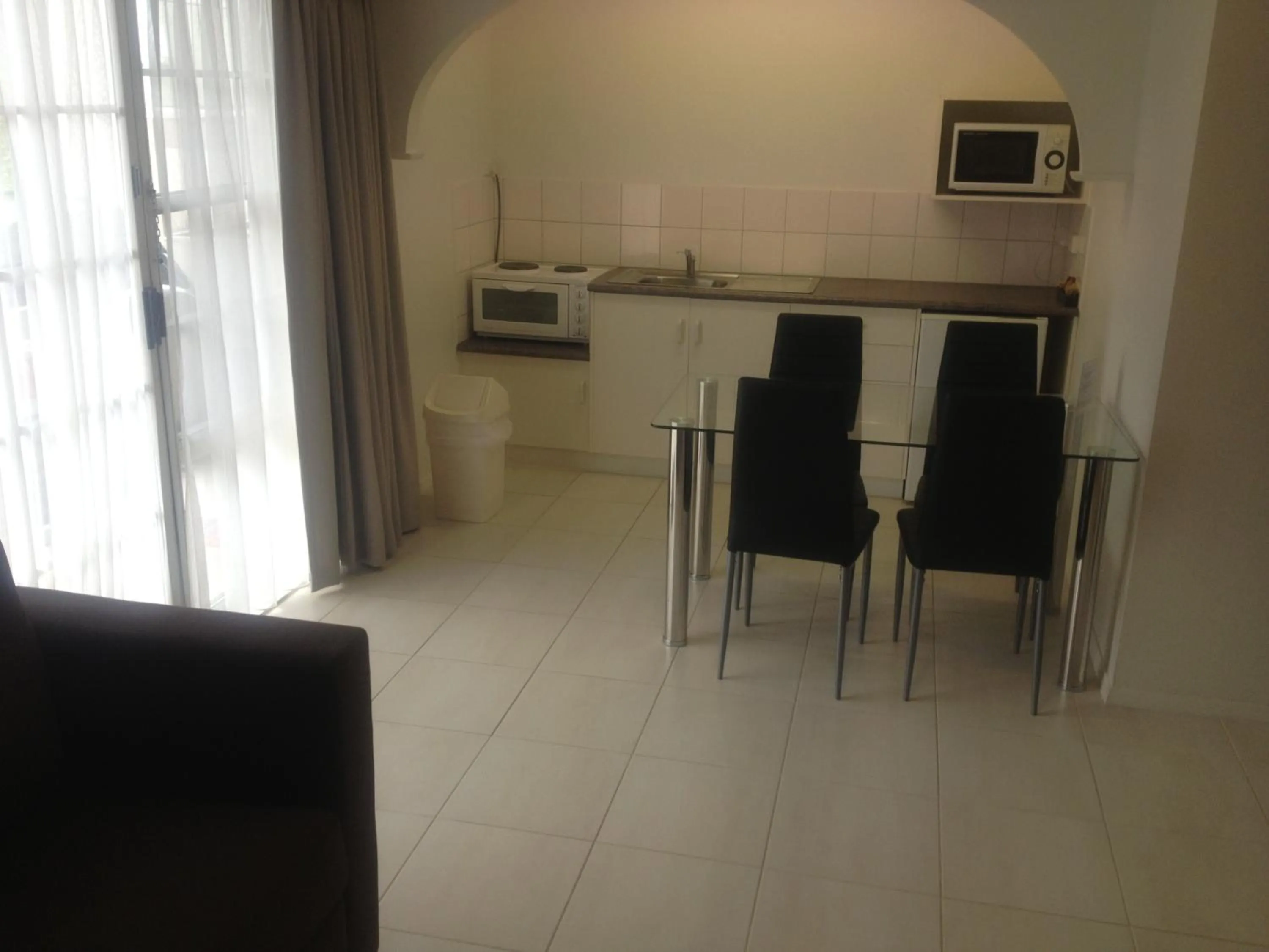 Day in Redwood Manor Motel Apartments