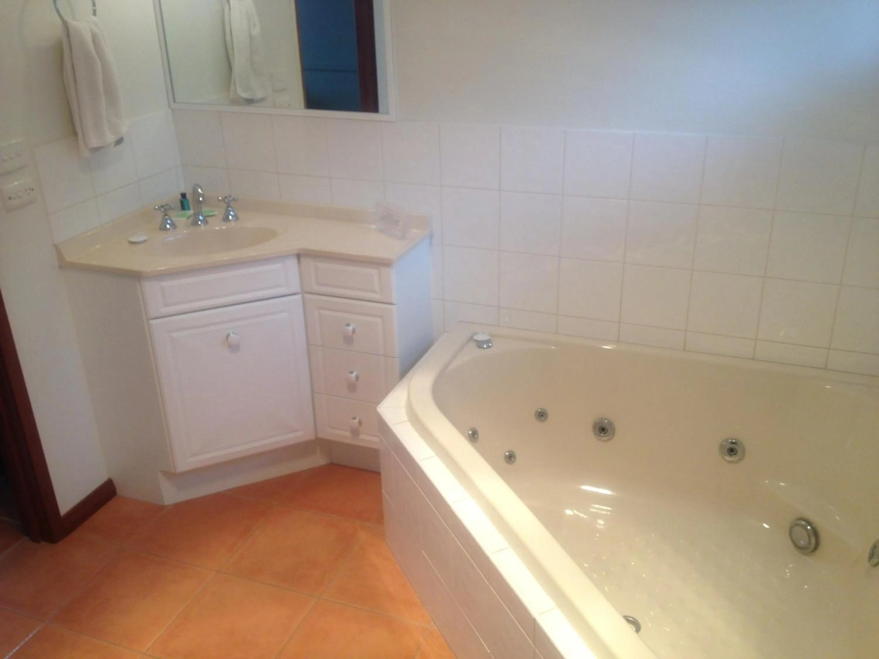 Bathroom in Redwood Manor Motel Apartments