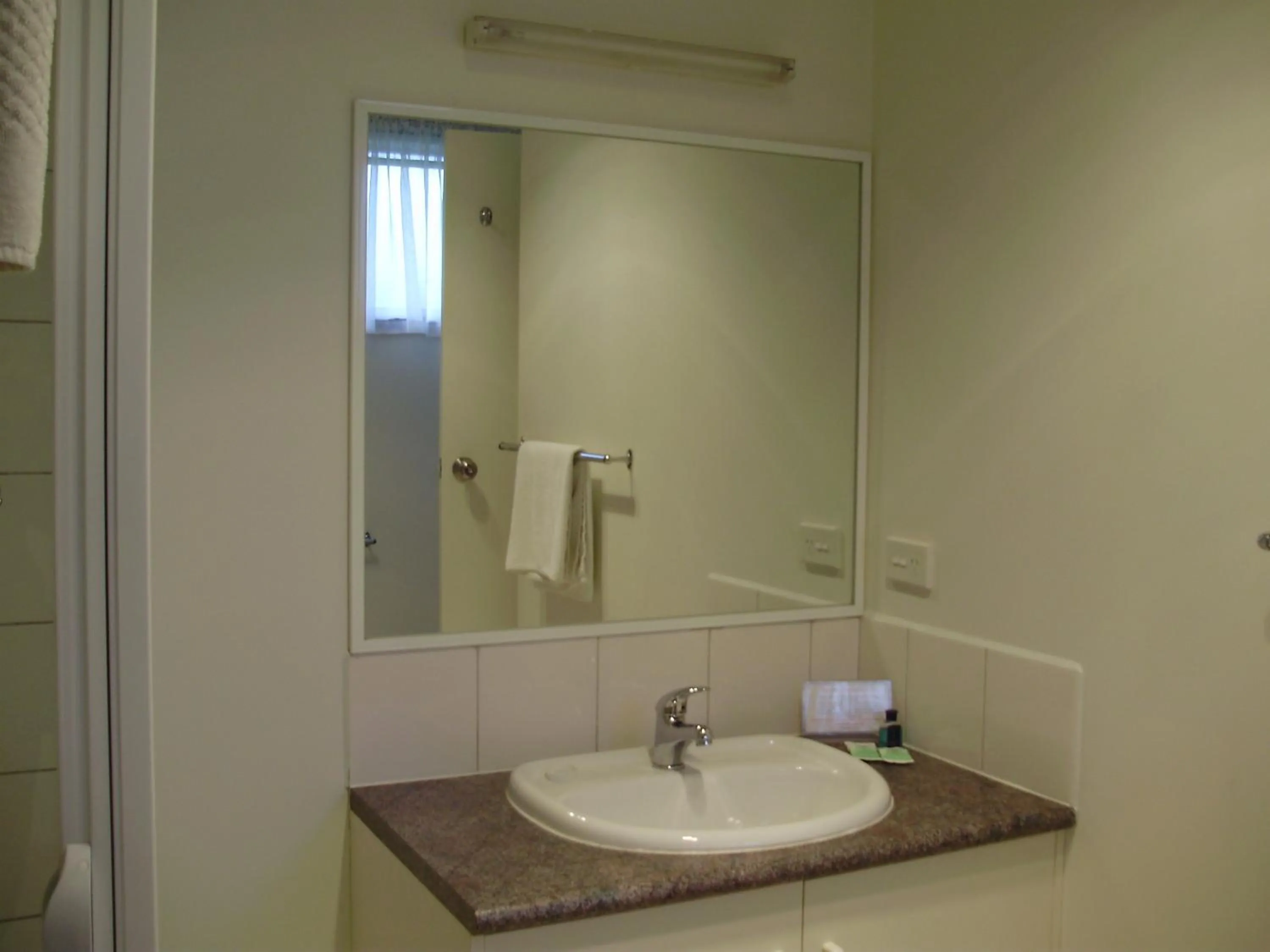 Bathroom in Redwood Manor Motel Apartments