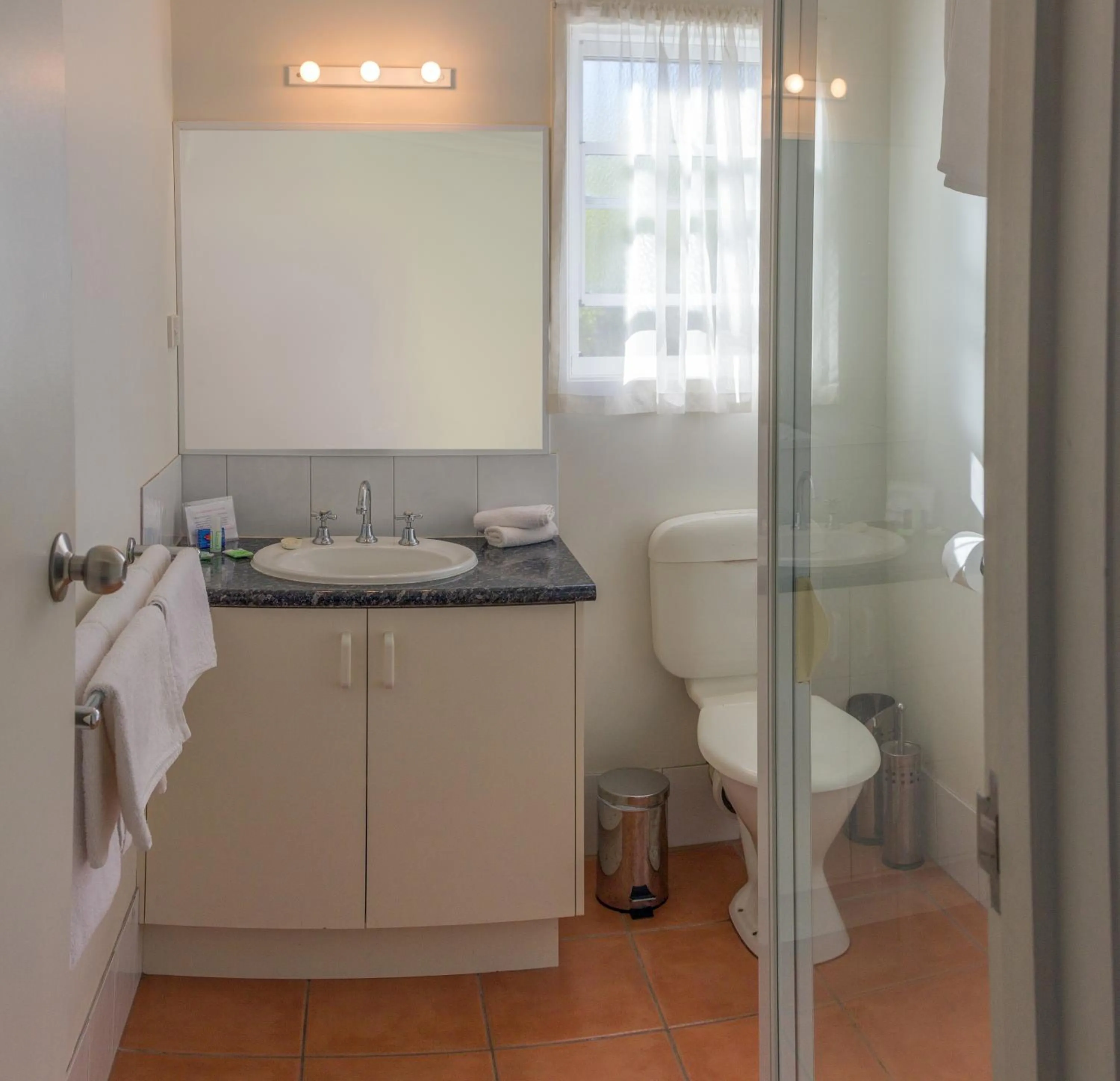 Day in Redwood Manor Motel Apartments