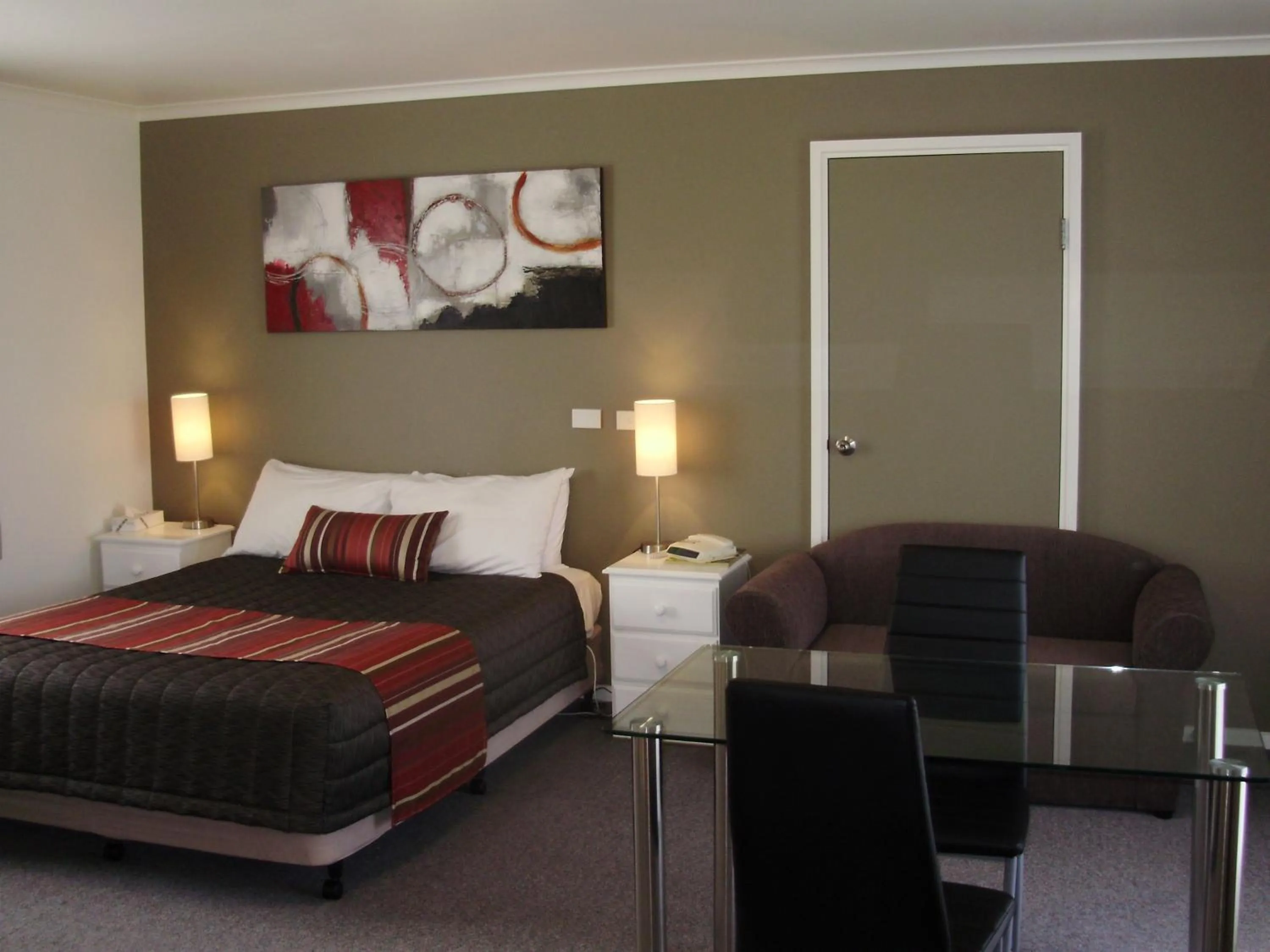 Photo of the whole room in Redwood Manor Motel Apartments