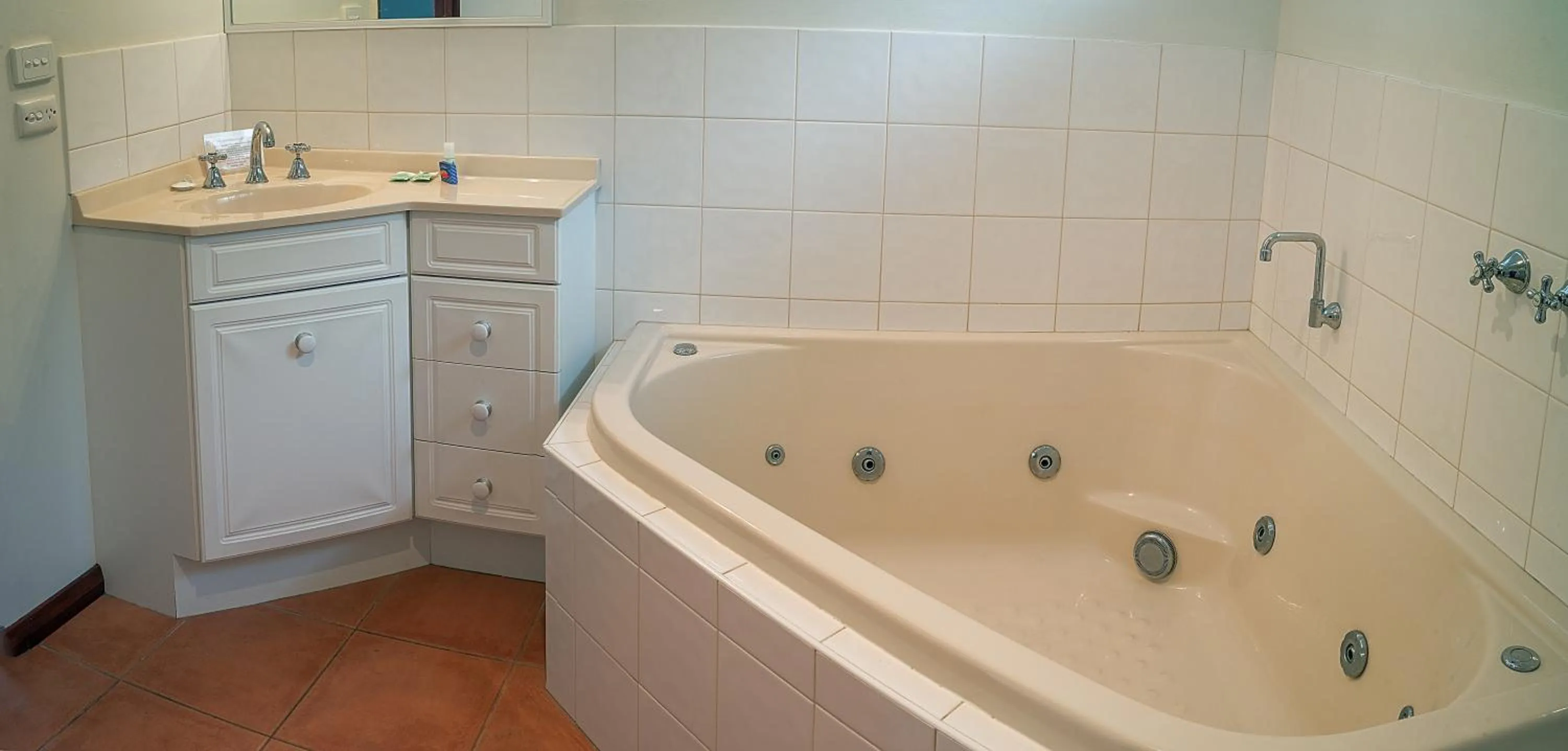 Bathroom in Redwood Manor Motel Apartments