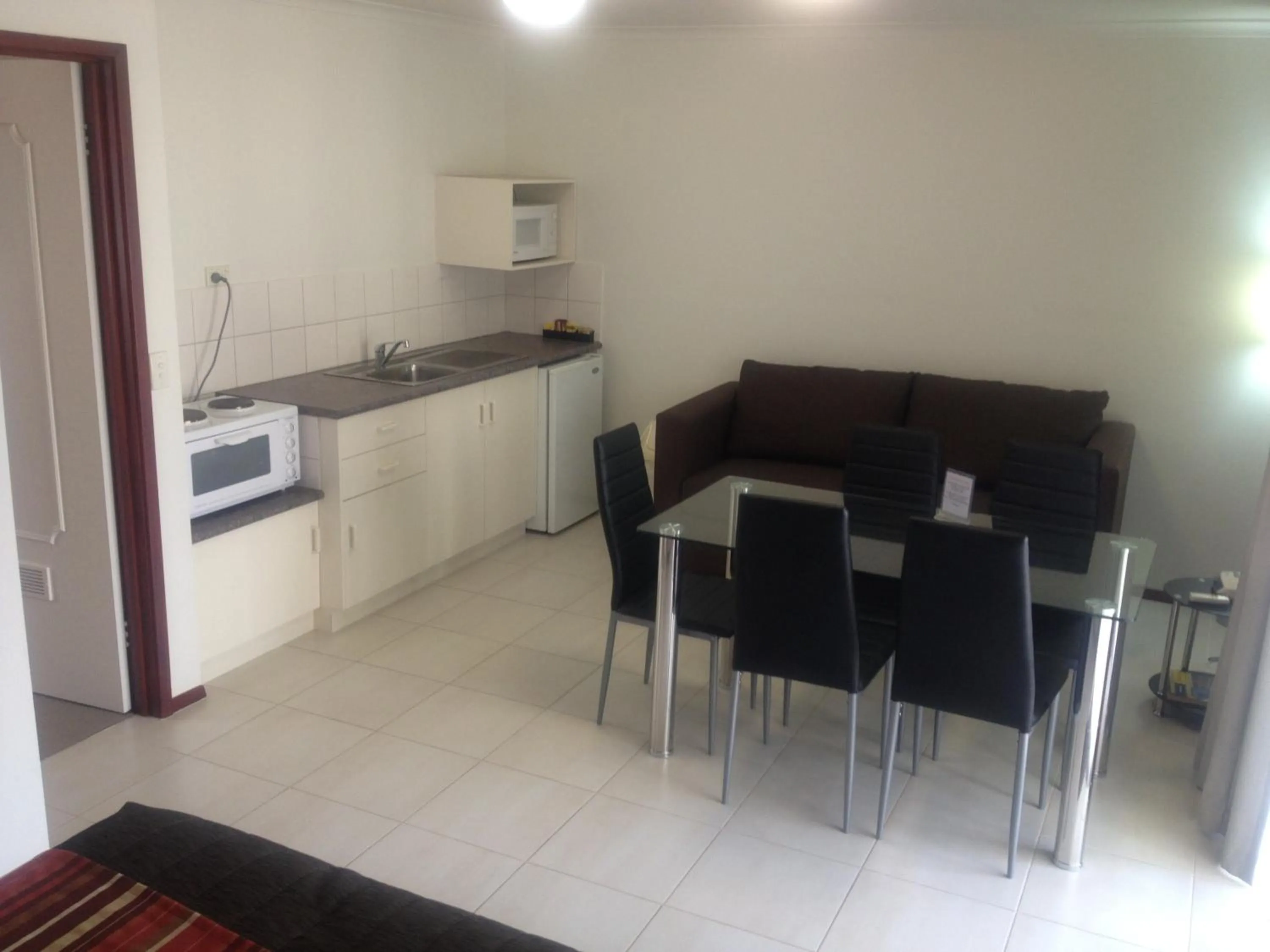 Day in Redwood Manor Motel Apartments