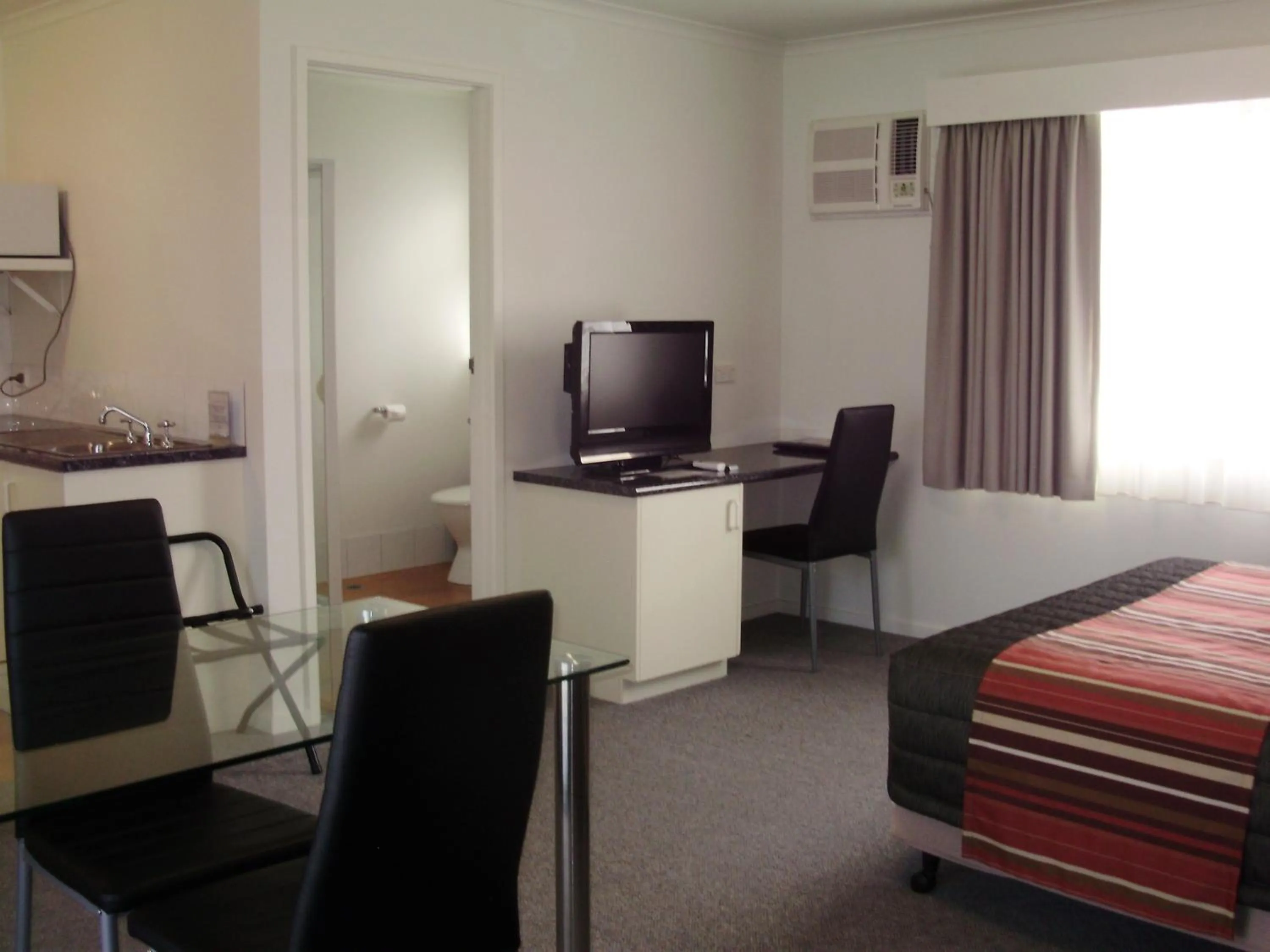 Day in Redwood Manor Motel Apartments