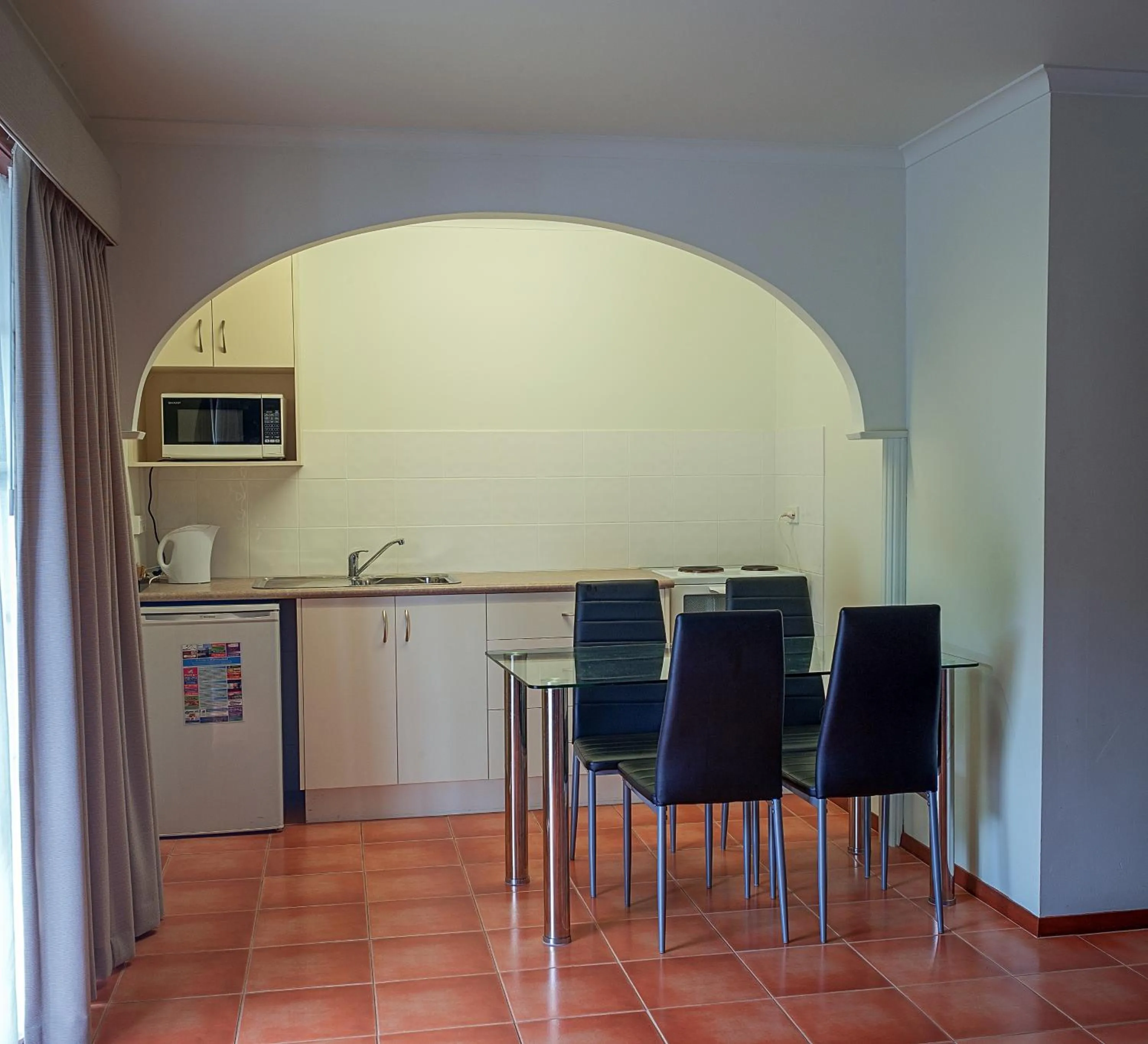 Dining area in Redwood Manor Motel Apartments