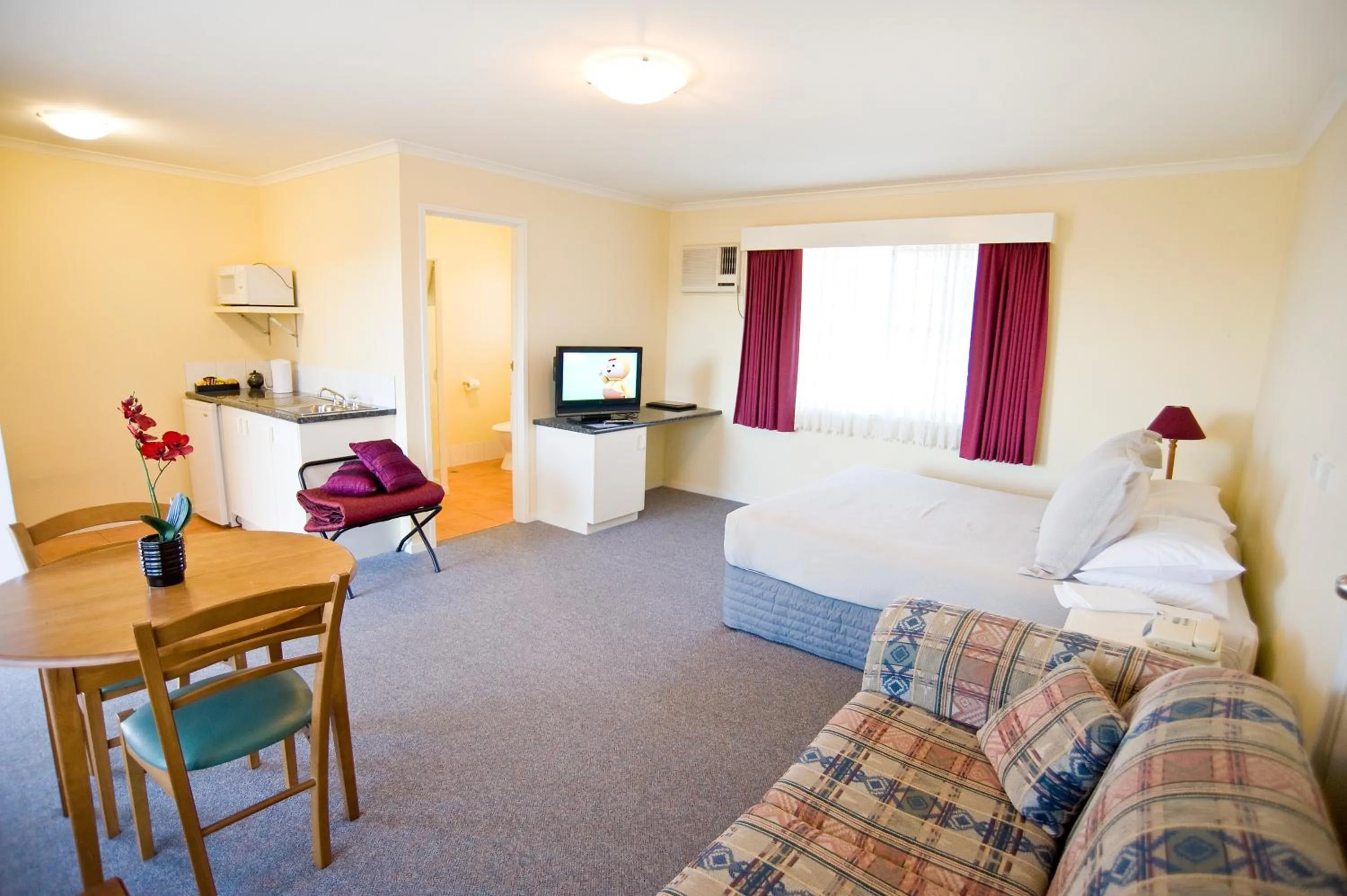 Day in Redwood Manor Motel Apartments