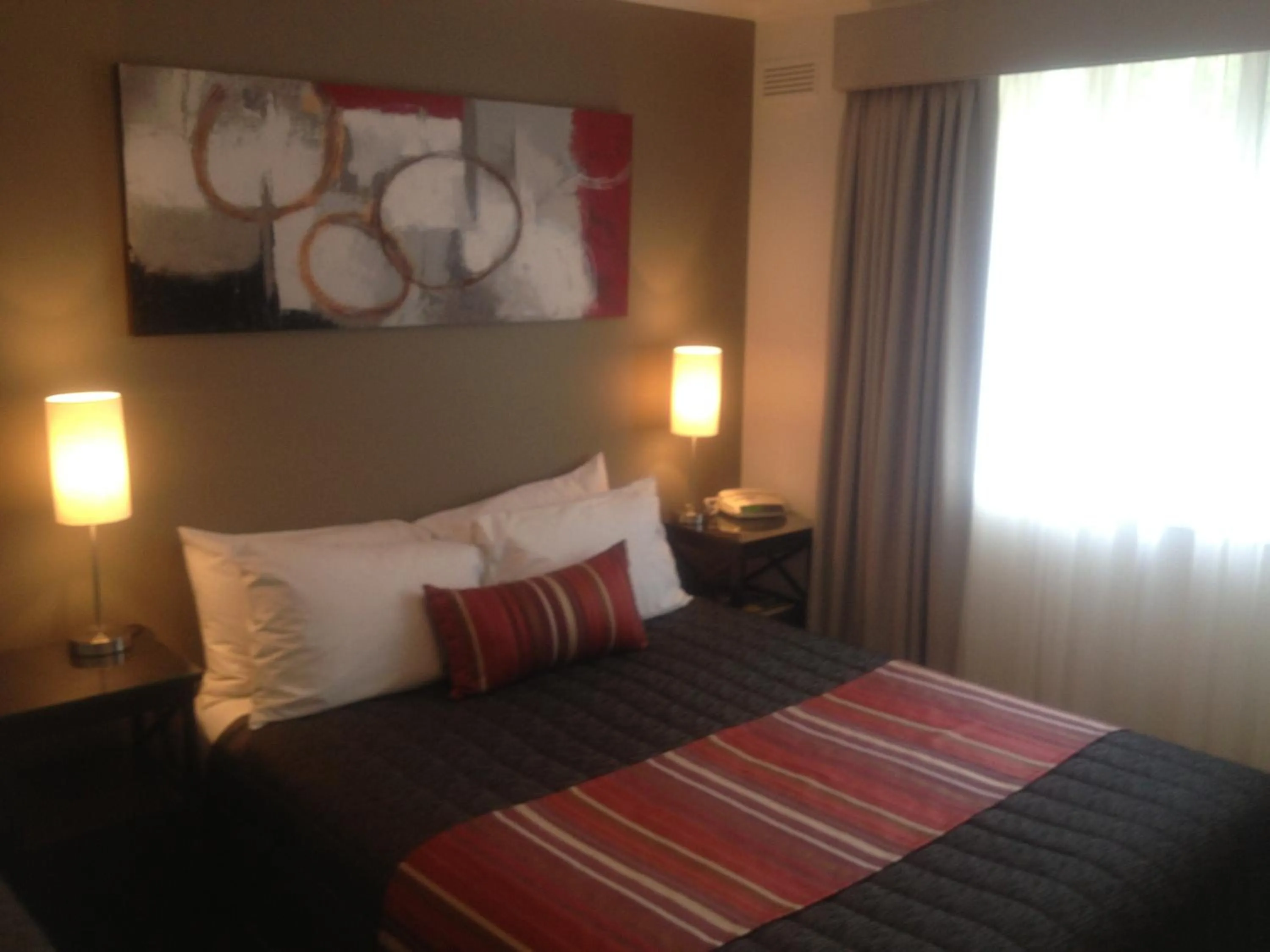 Bed in Redwood Manor Motel Apartments