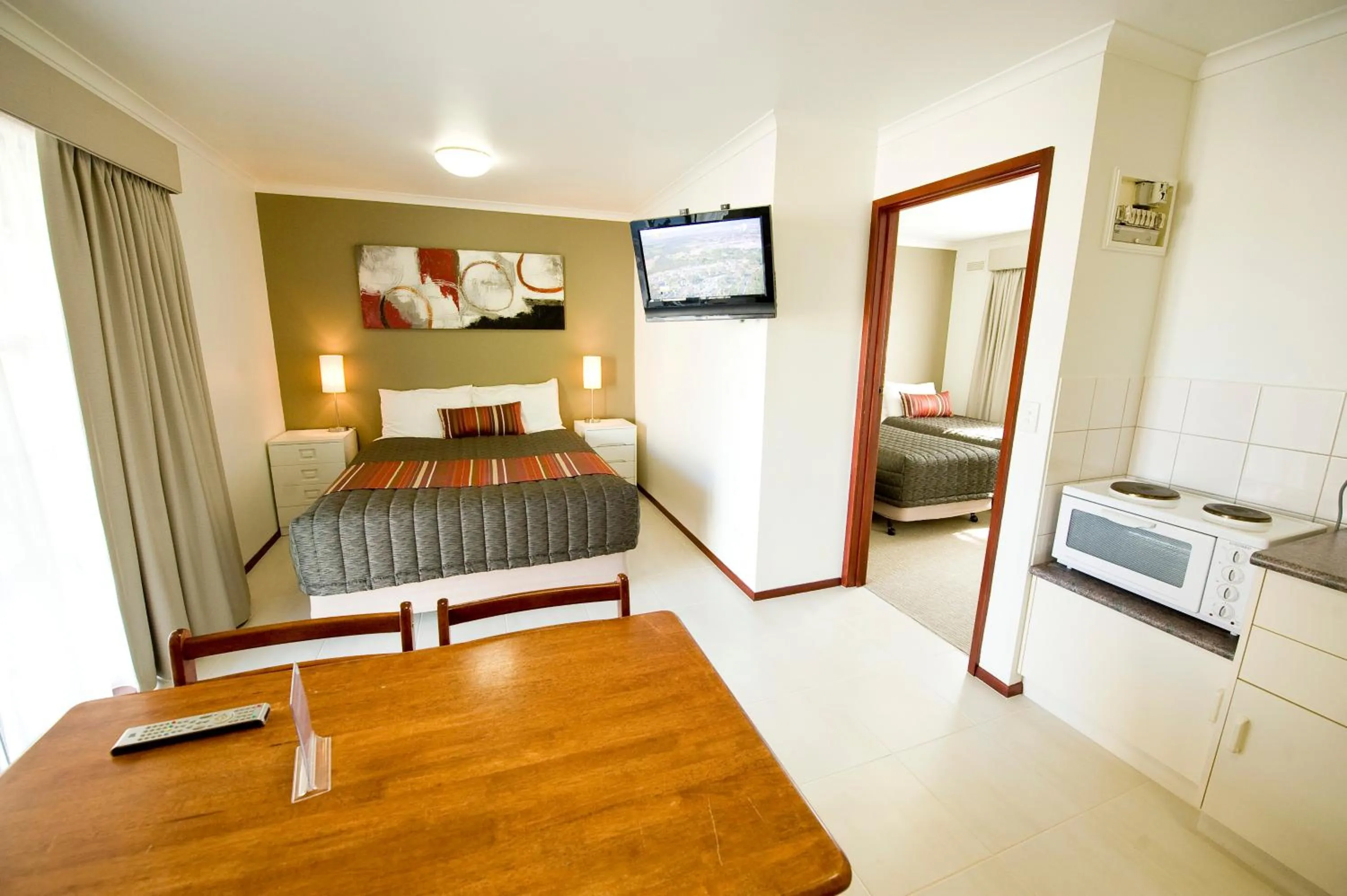 Day in Redwood Manor Motel Apartments