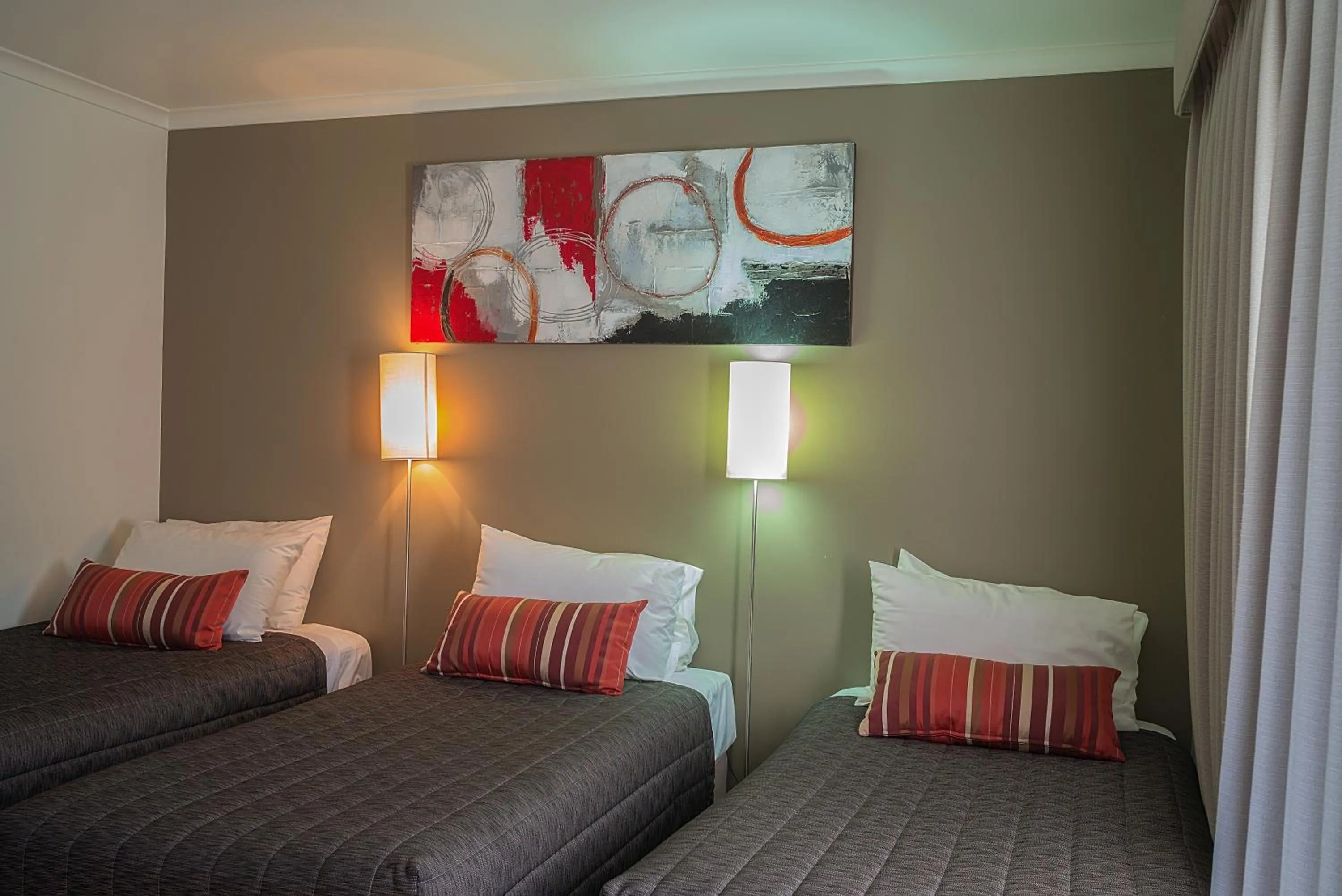 Bed in Redwood Manor Motel Apartments