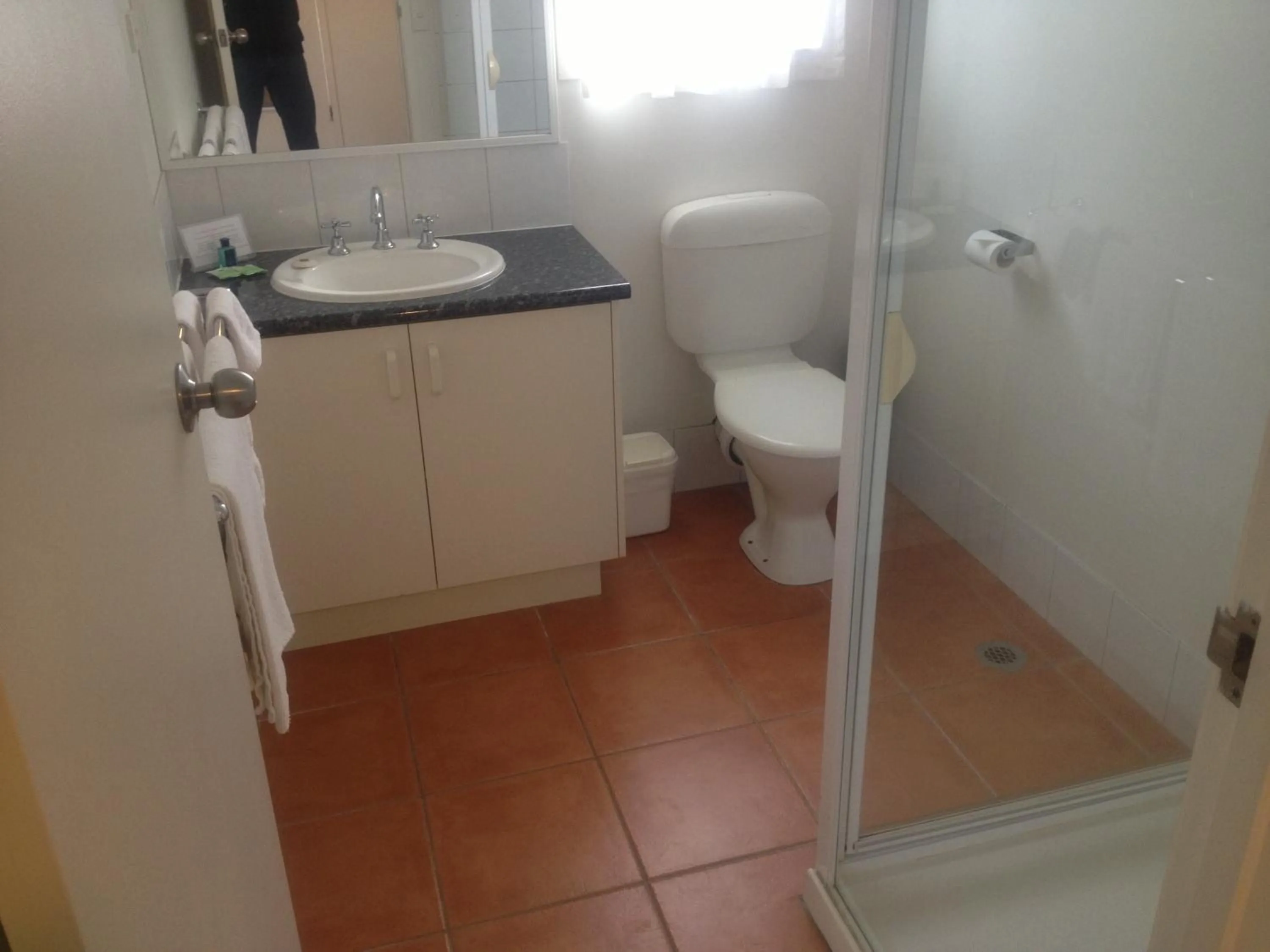 Day in Redwood Manor Motel Apartments