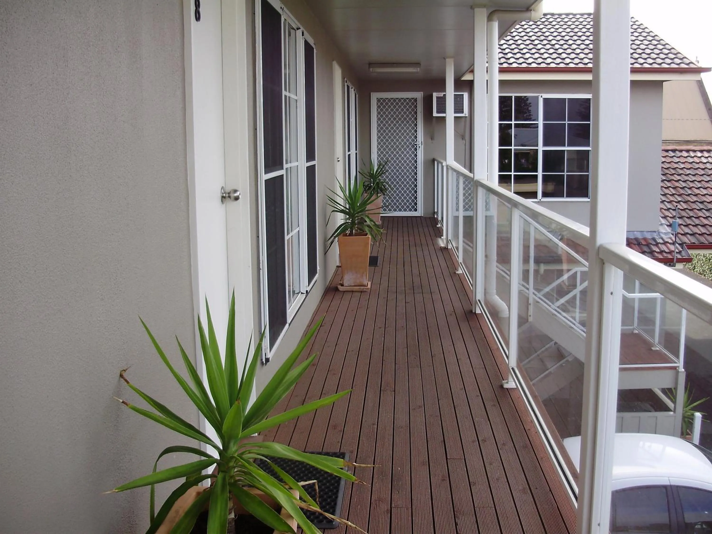 Day in Redwood Manor Motel Apartments