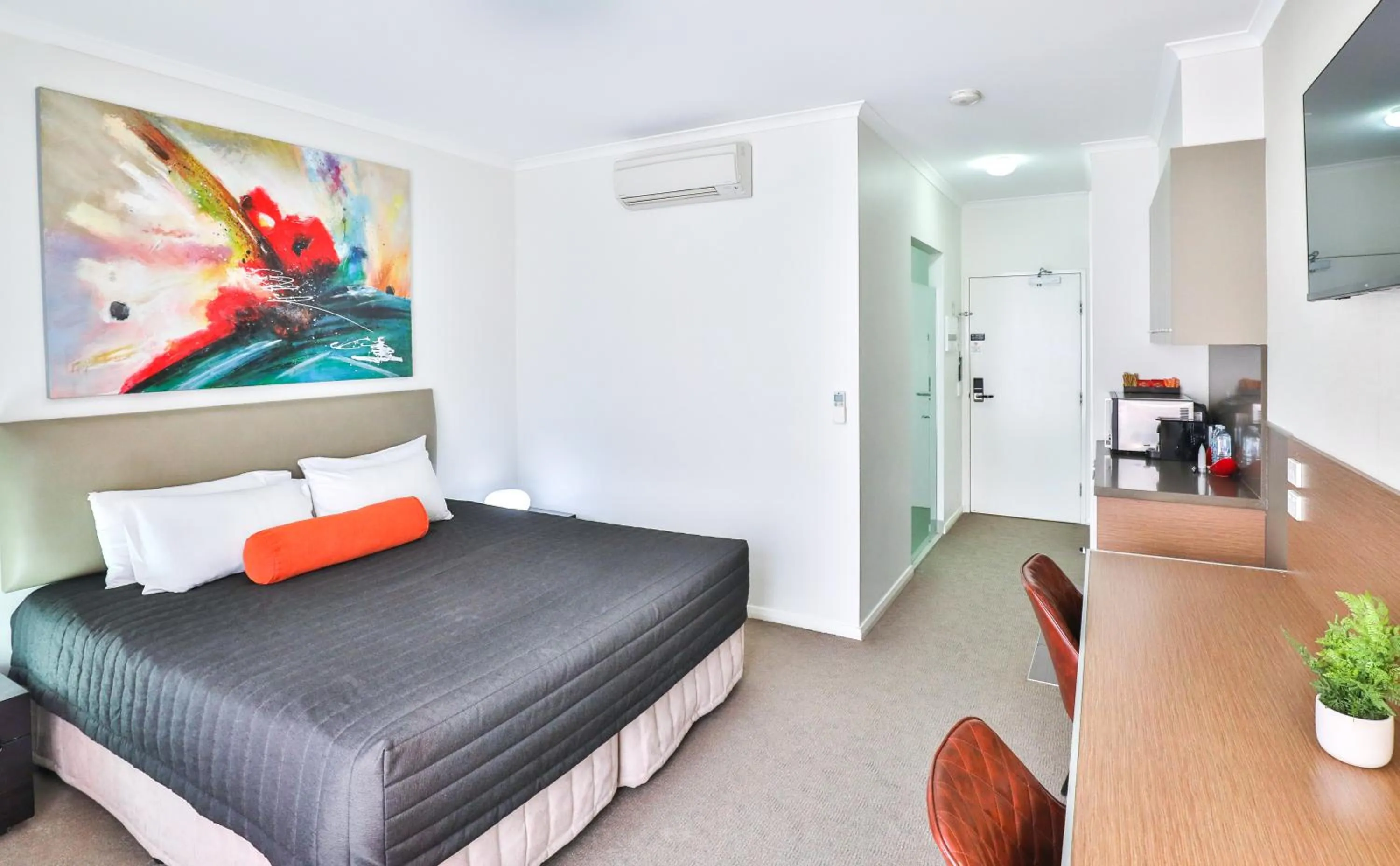 Bed in Indulge Apartments - Ontario