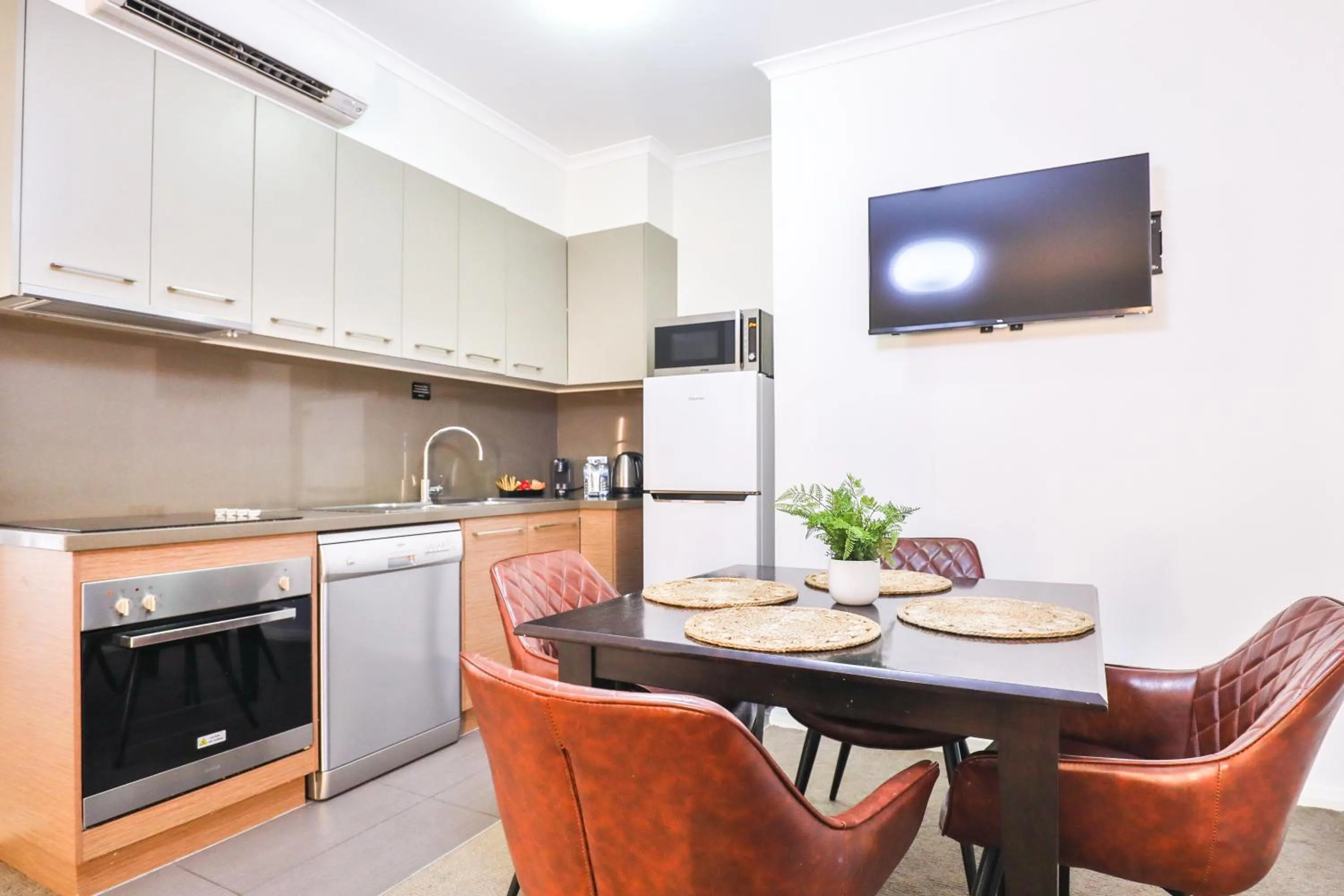 Kitchen or kitchenette in Indulge Apartments - Ontario