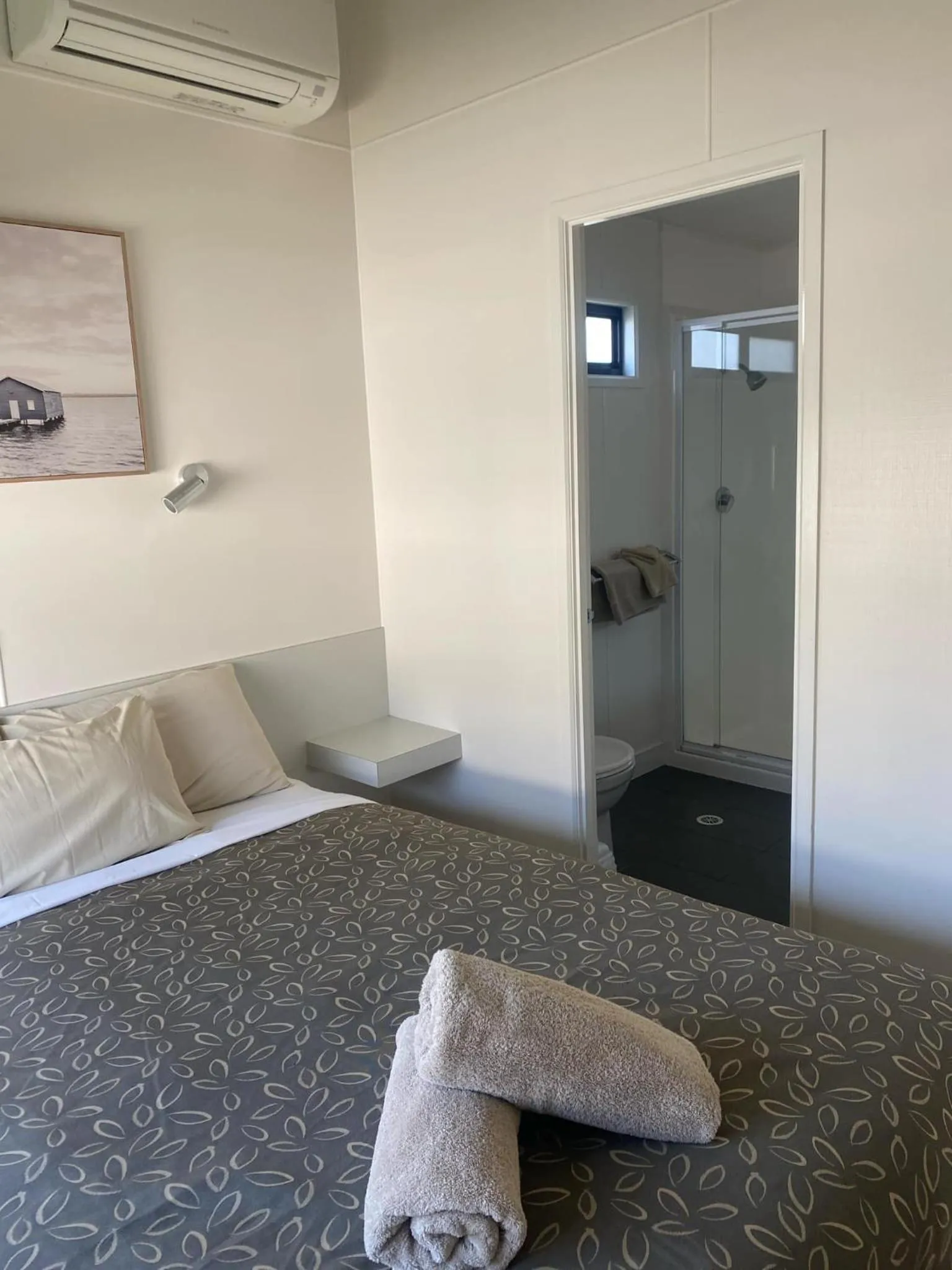 Bathroom, Bed in BIG4 Port Fairy Holiday Park