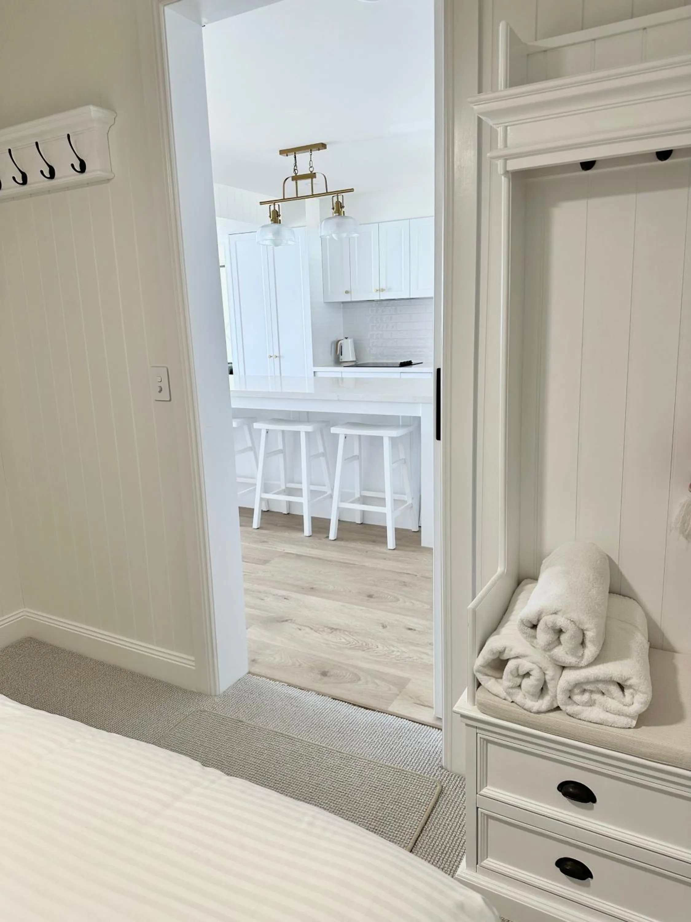 Kitchen or kitchenette, Bed in Hillhaven Holiday Apartments