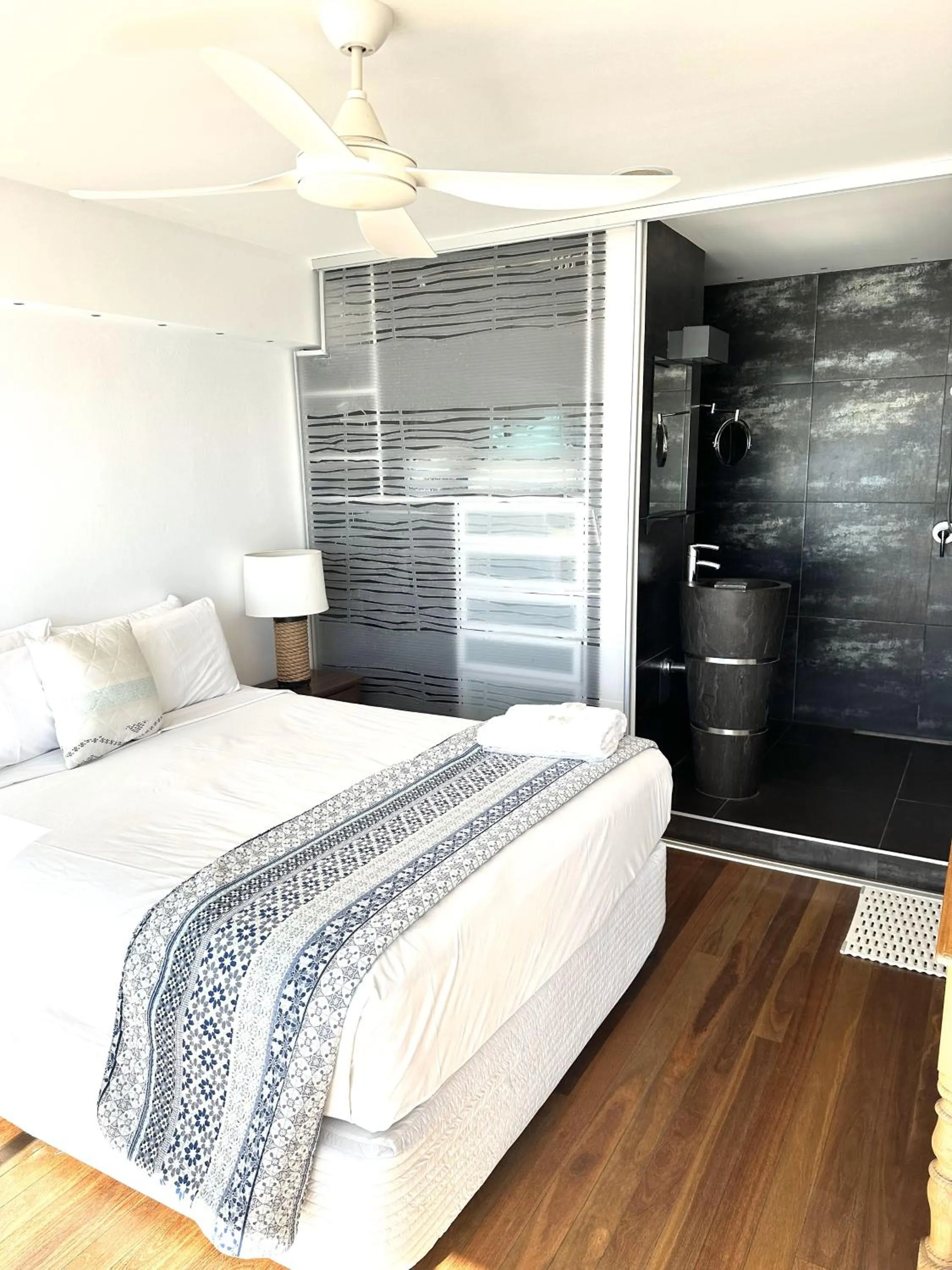 Bathroom, Bed in Hillhaven Holiday Apartments