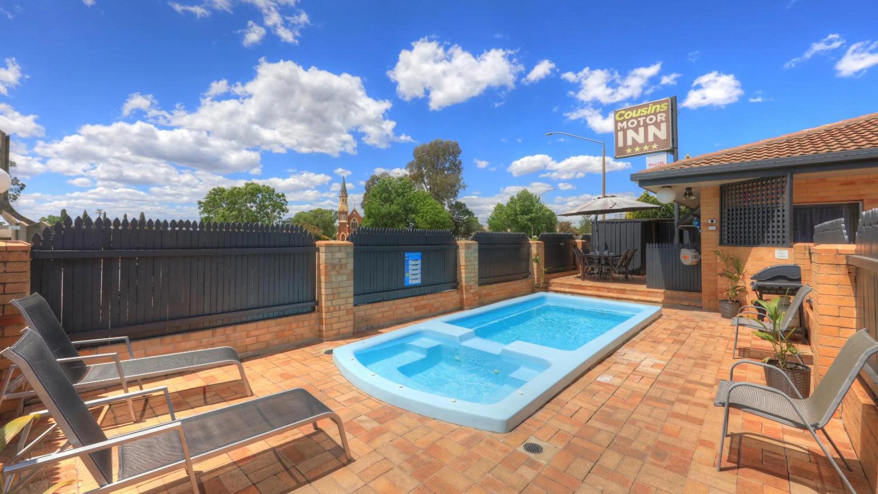 Swimming pool in Cousins Motor Inn