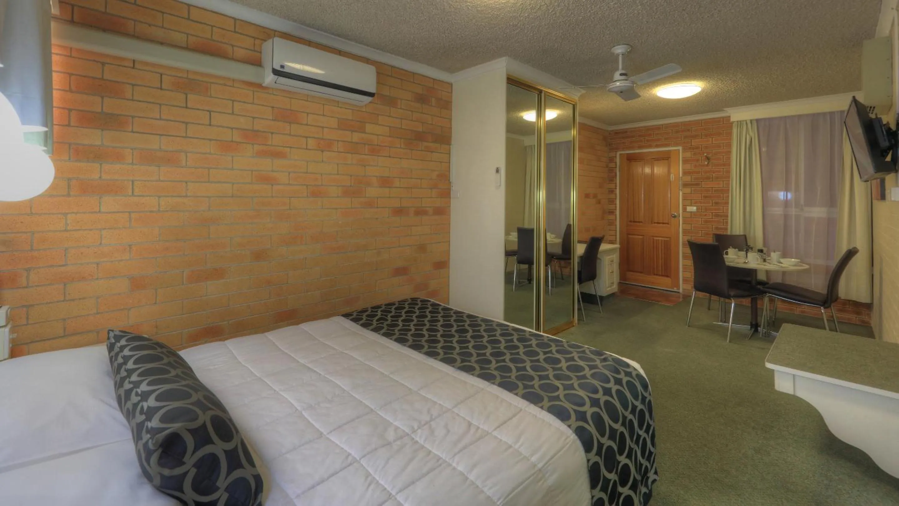 Bed in Cousins Motor Inn