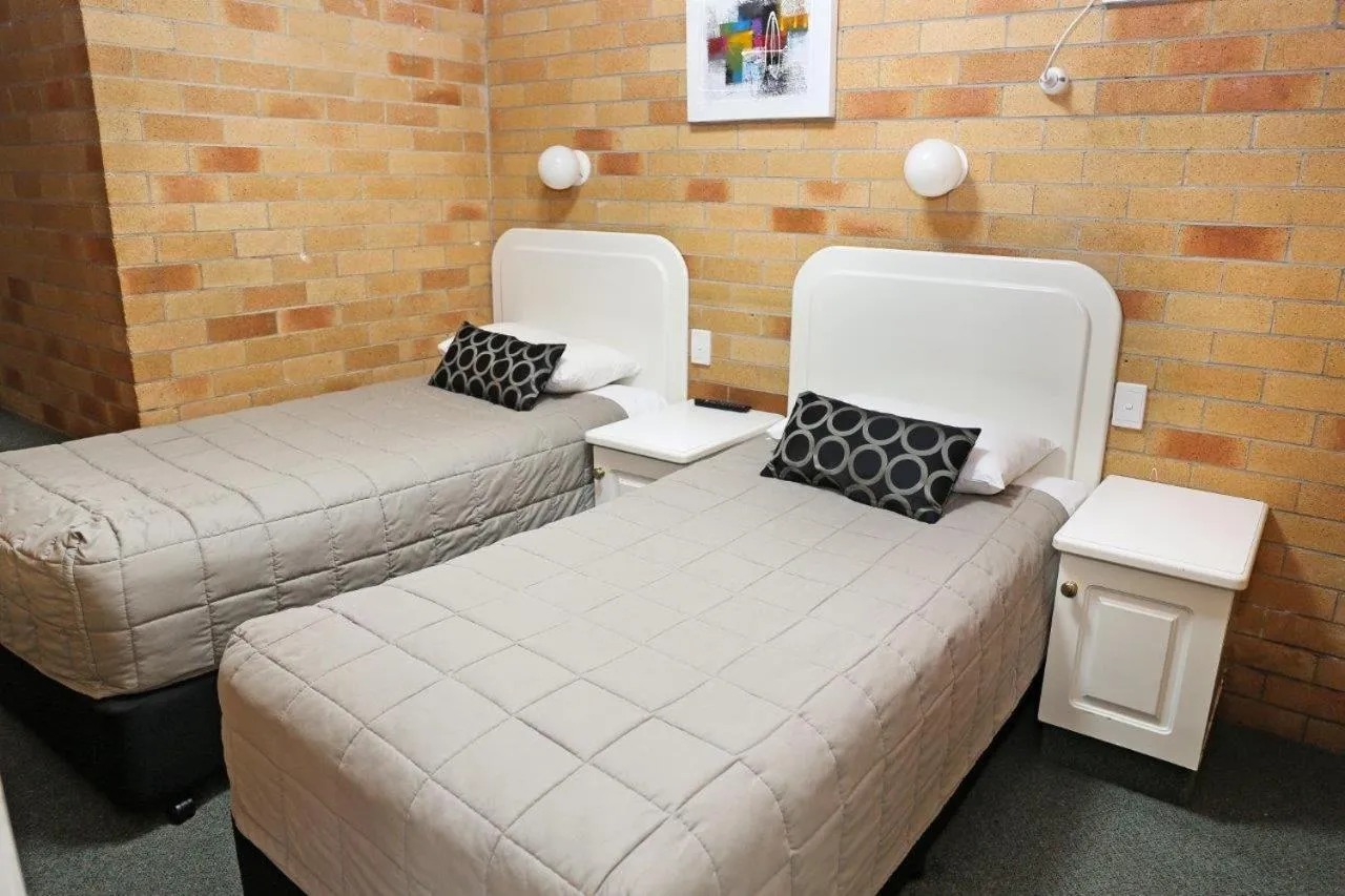 Bed in Cousins Motor Inn