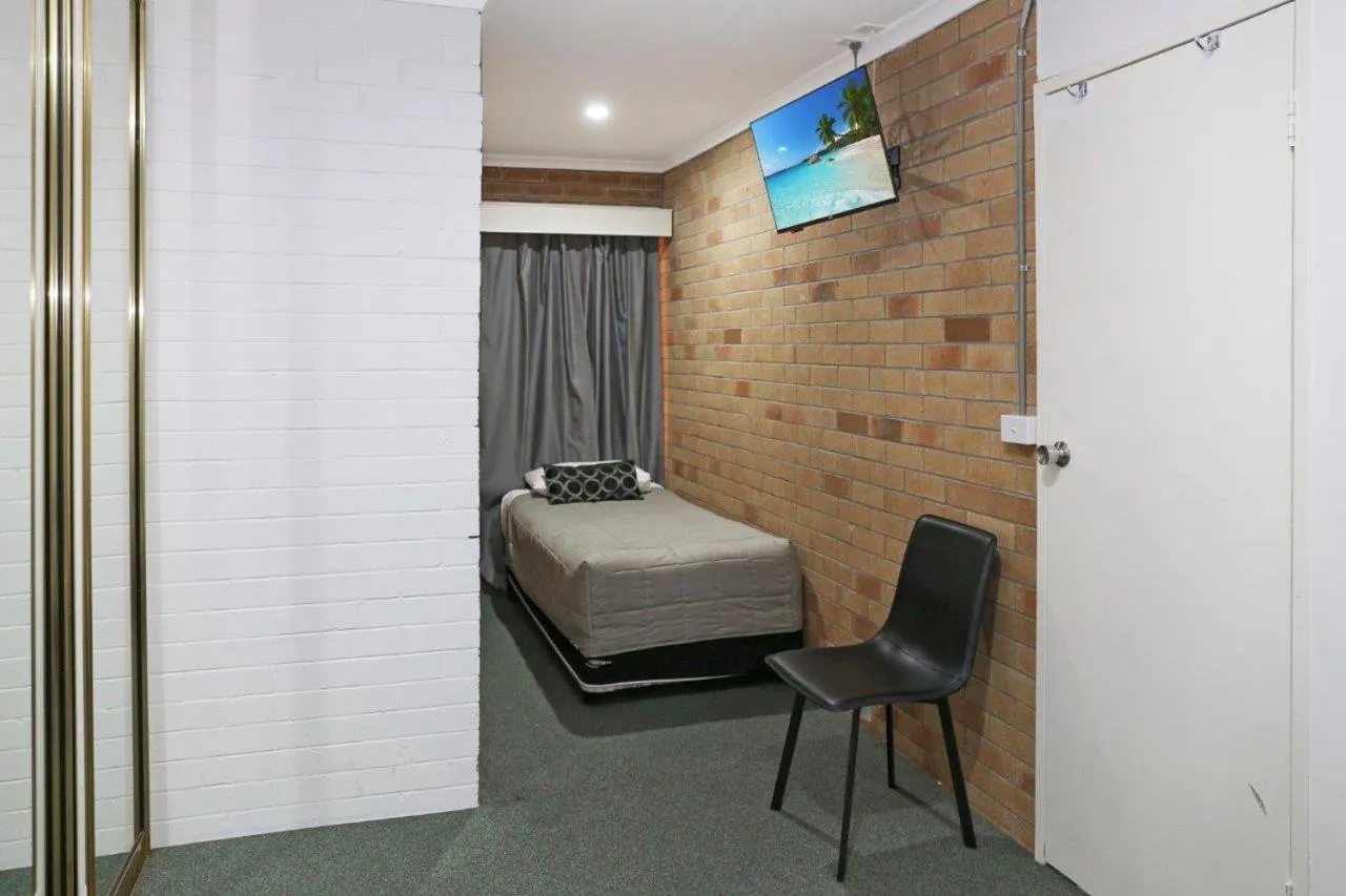 Bed in Cousins Motor Inn