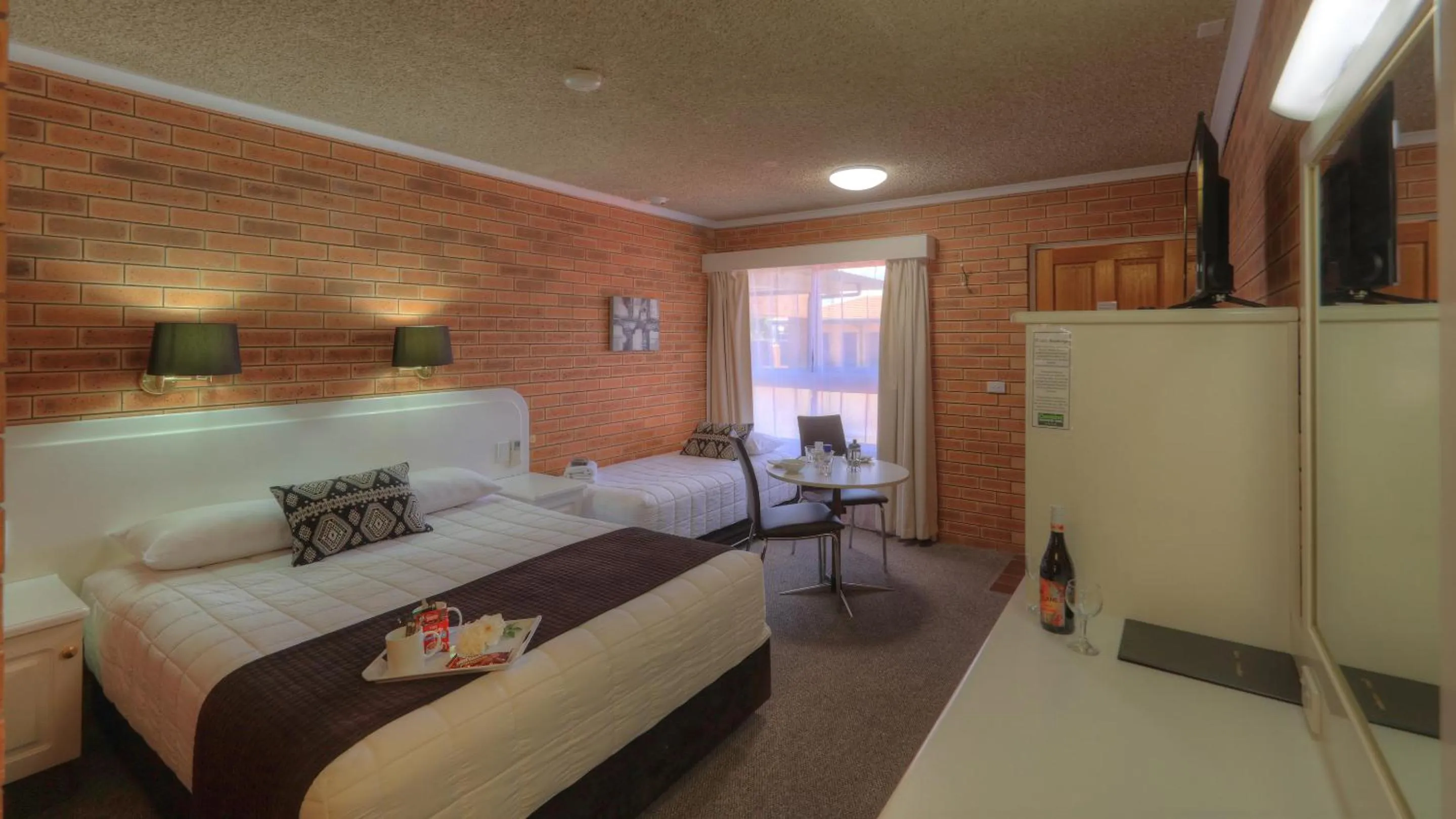 Bed in Cousins Motor Inn