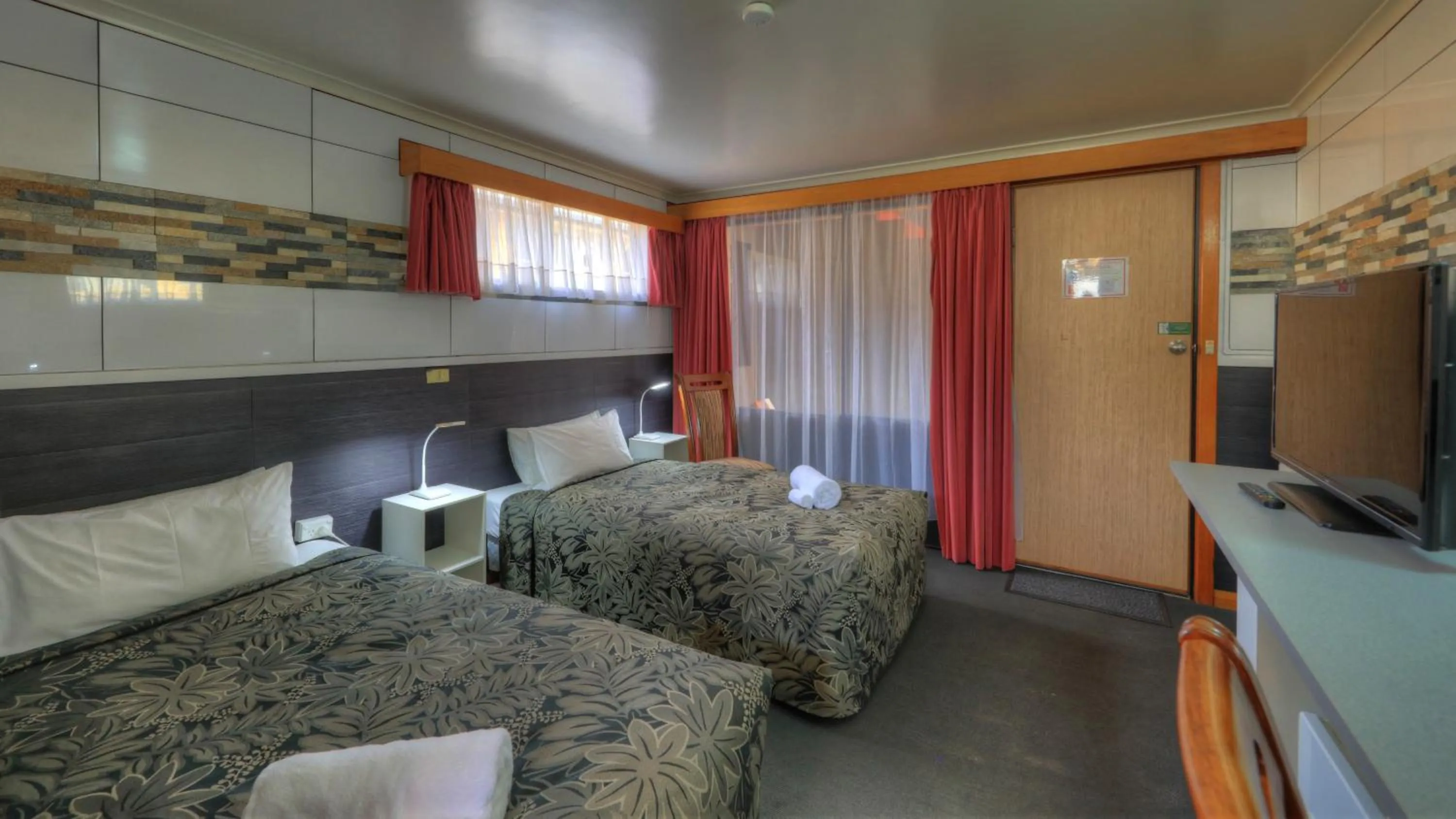 Photo of the whole room, Bed in Queenstown Motor Lodge