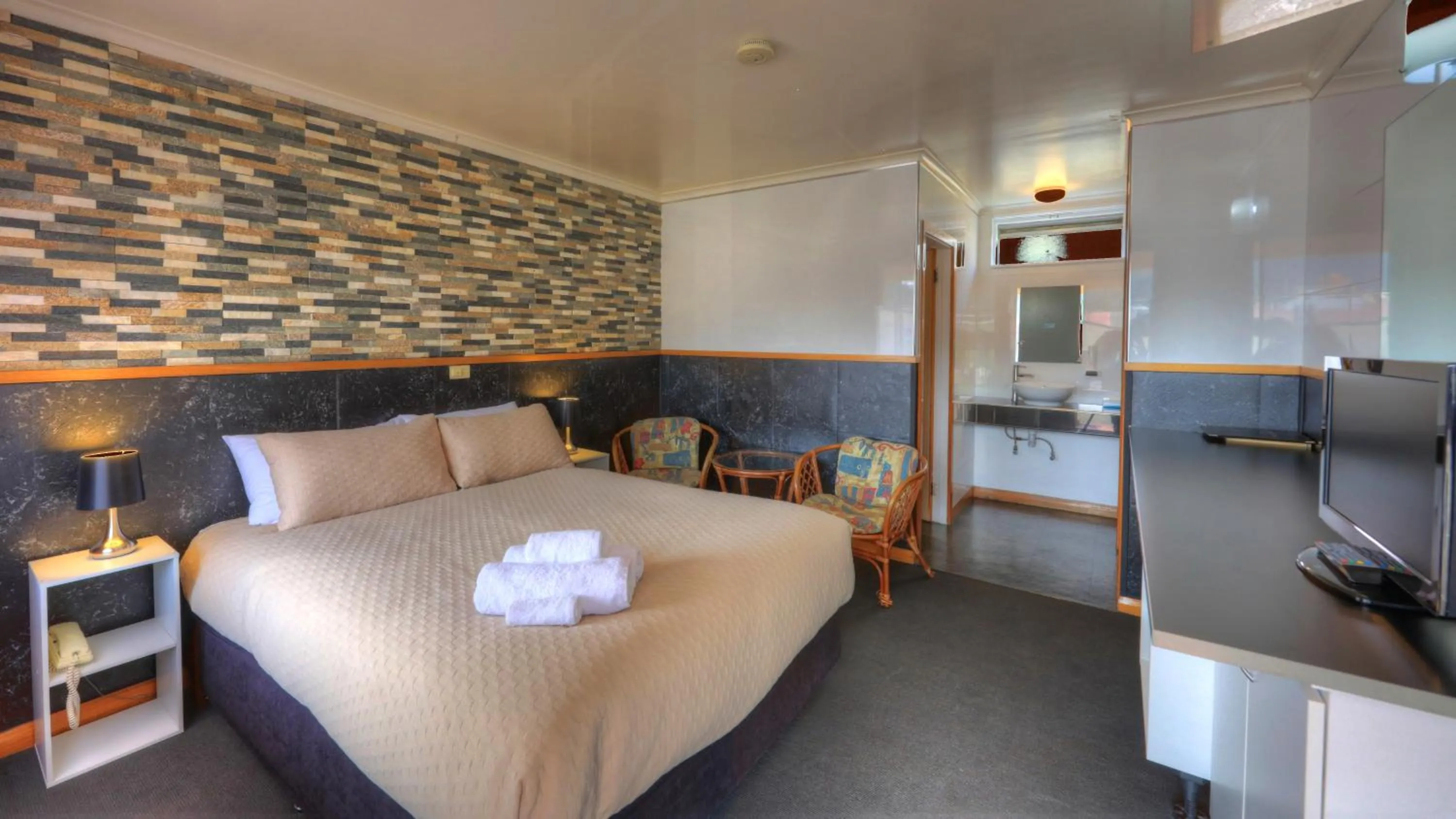 Bed in Queenstown Motor Lodge