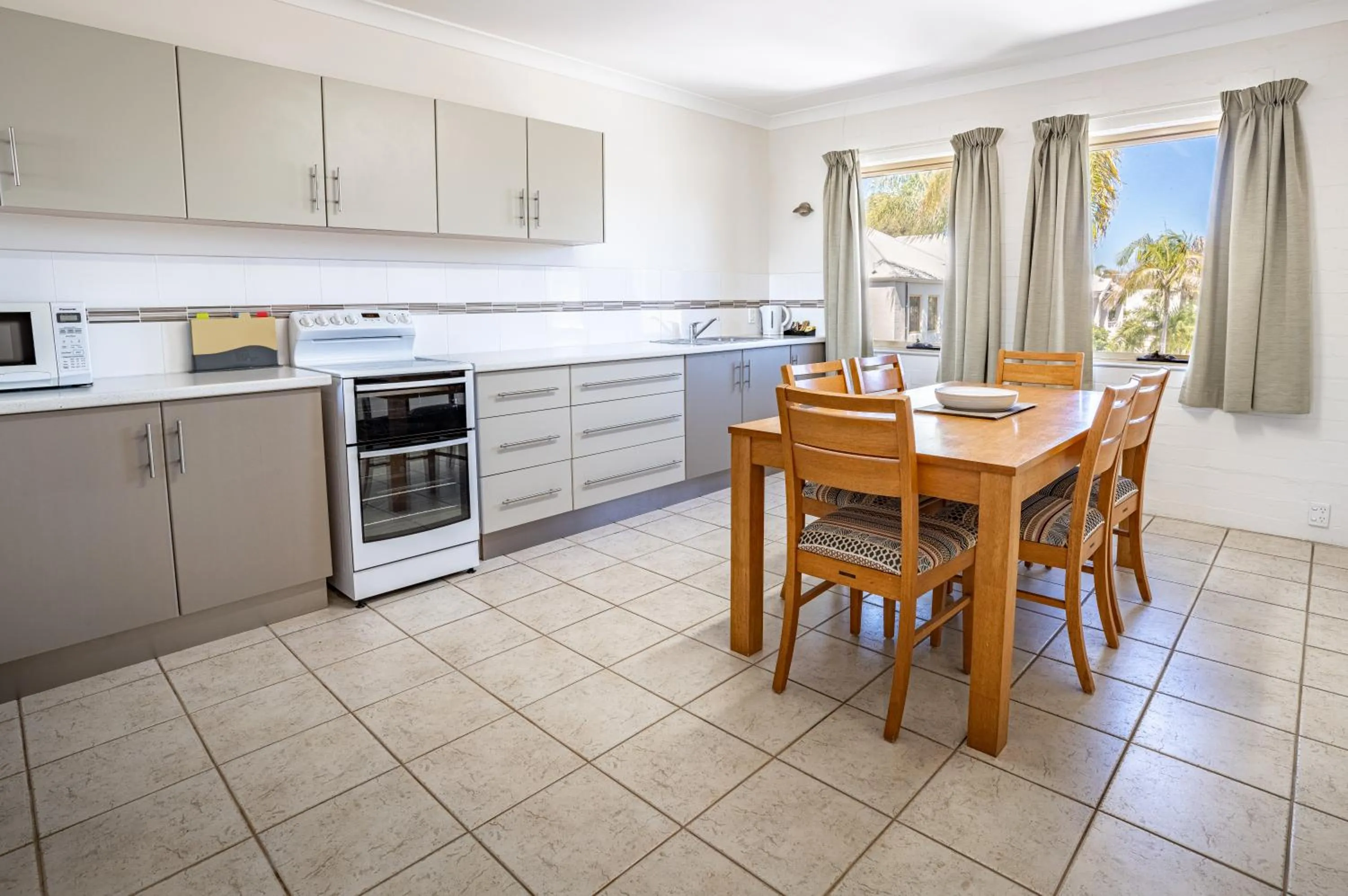 Dining area in Kalbarri Murchison View Apartments