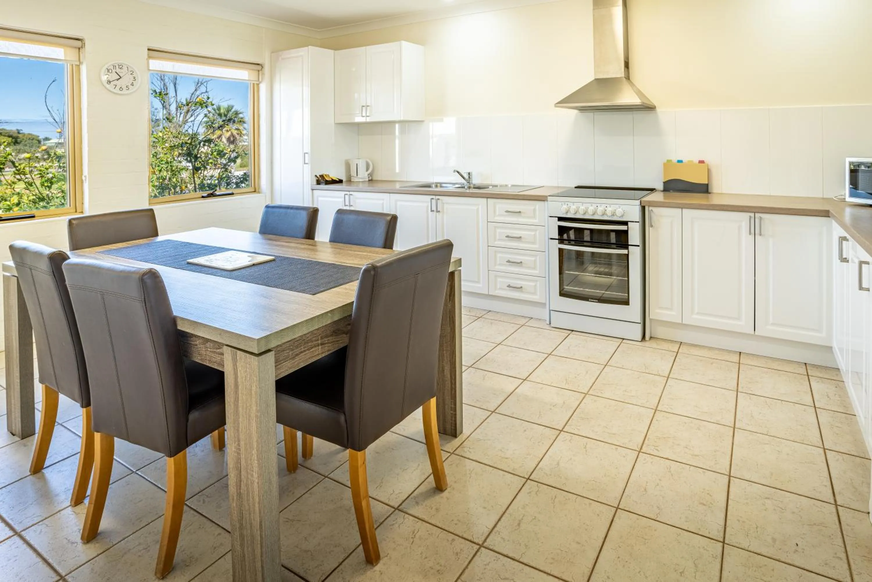 Dining area in Kalbarri Murchison View Apartments