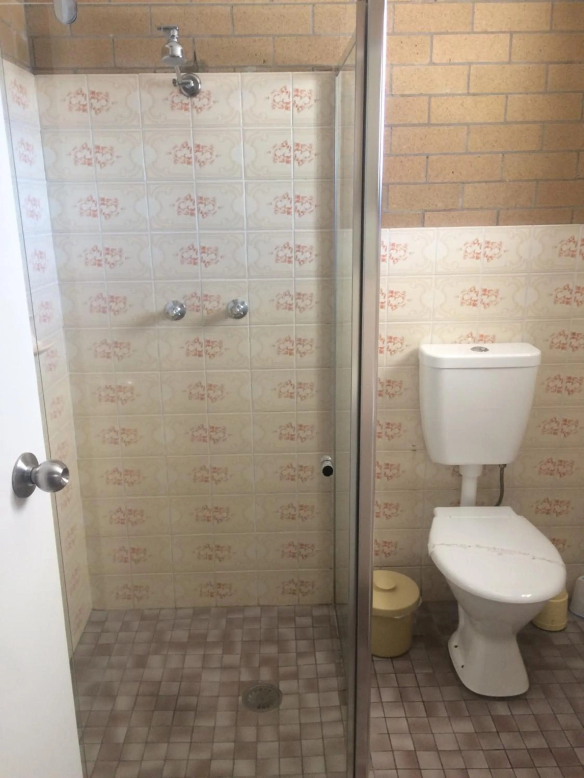 Shower in Alexander Motor Inn