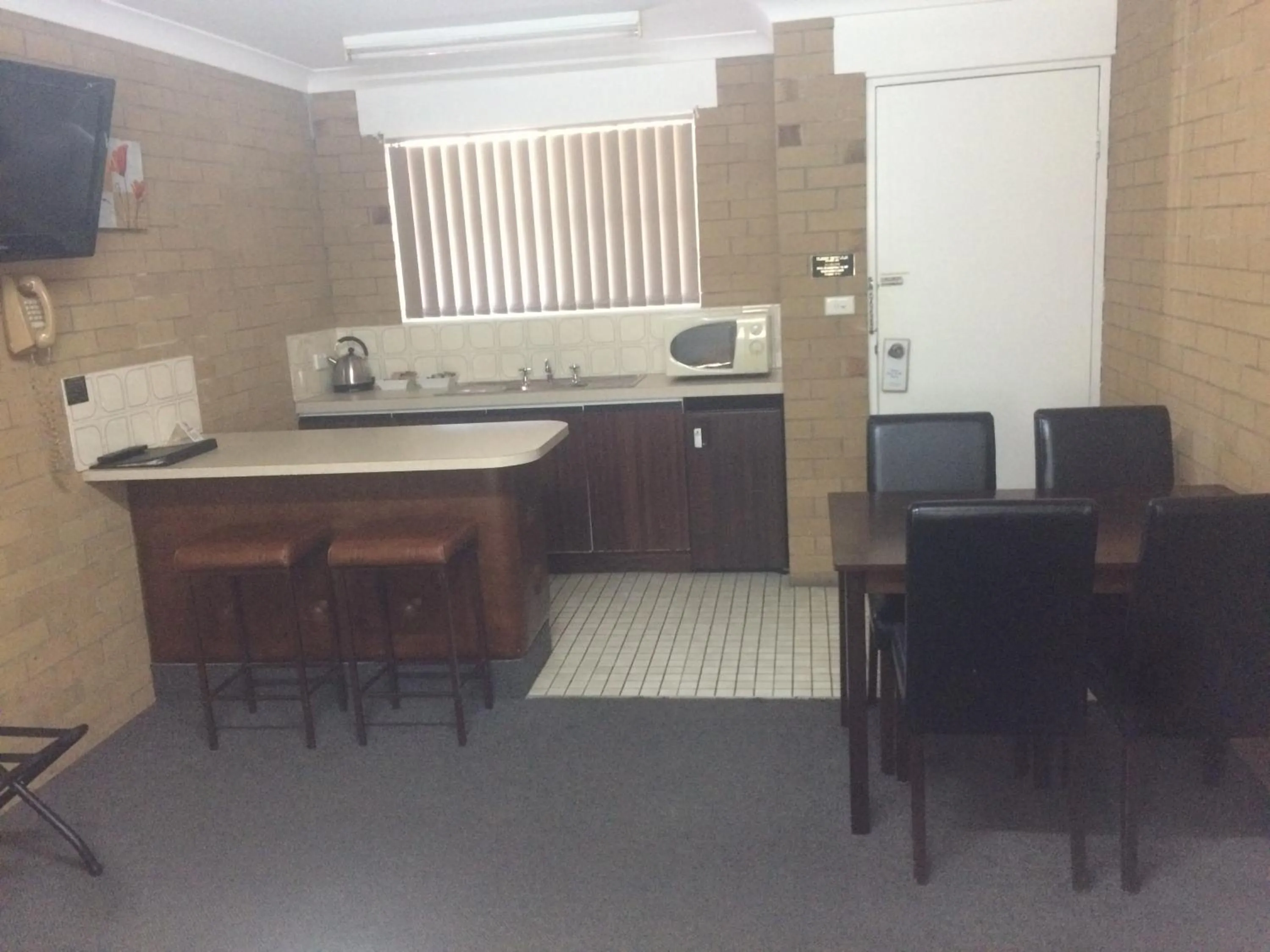 Kitchen or kitchenette in Alexander Motor Inn