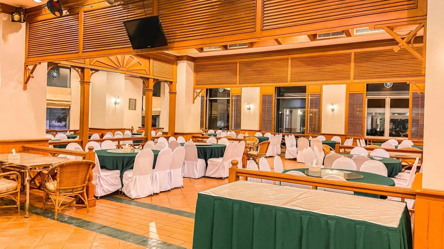 Restaurant/places to eat in K Park Grand Hotel