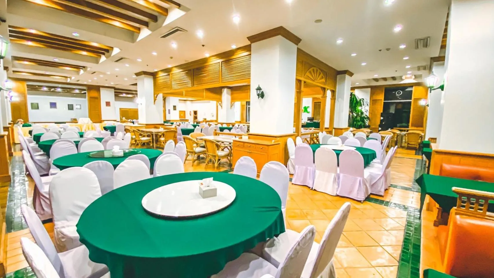 Restaurant/places to eat in K Park Grand Hotel