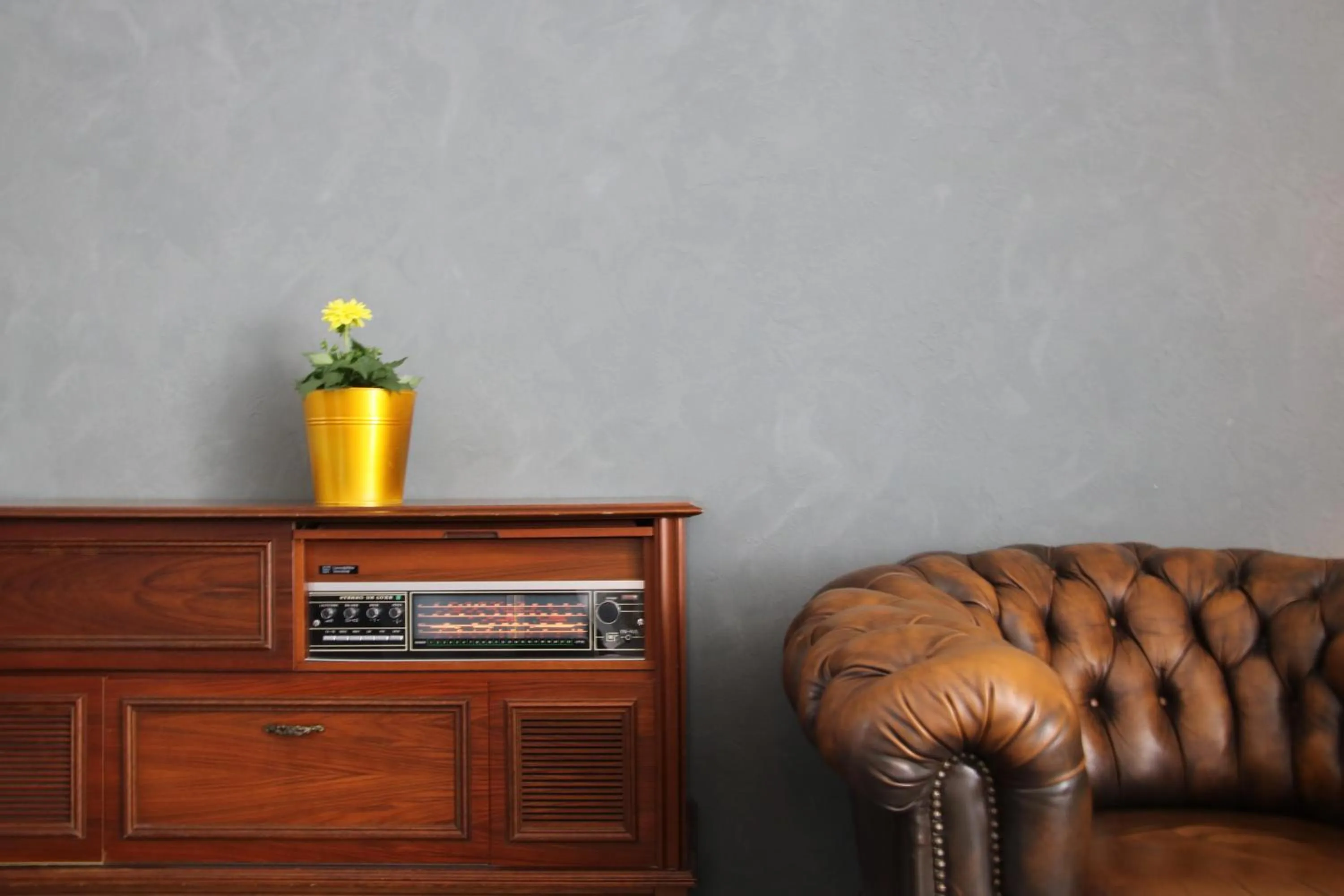 Communal lounge/ TV room in Motel Schönefeld