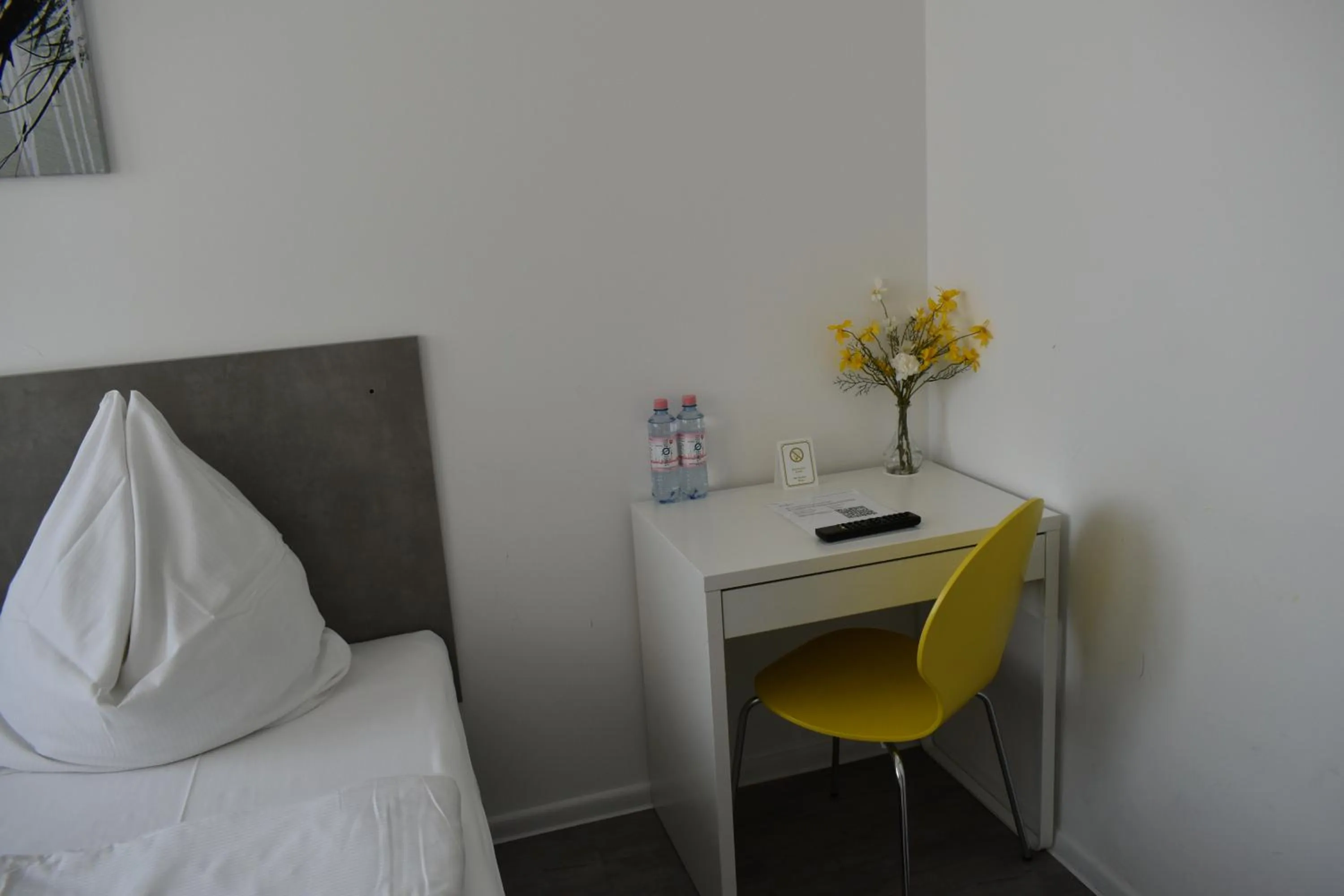 Seating area, Bed in Motel Schönefeld