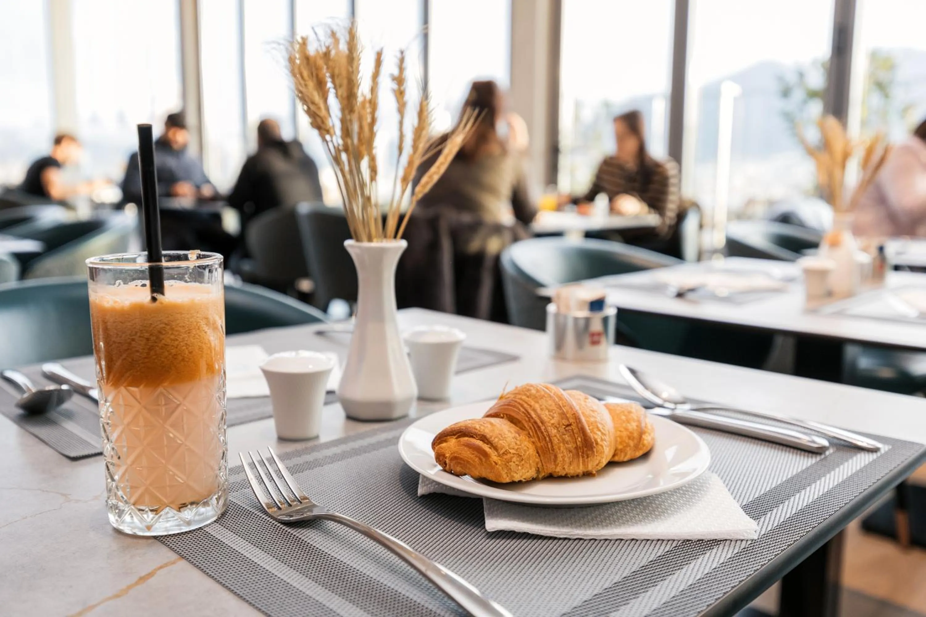 Restaurant/places to eat in Sky Hotel Tirana