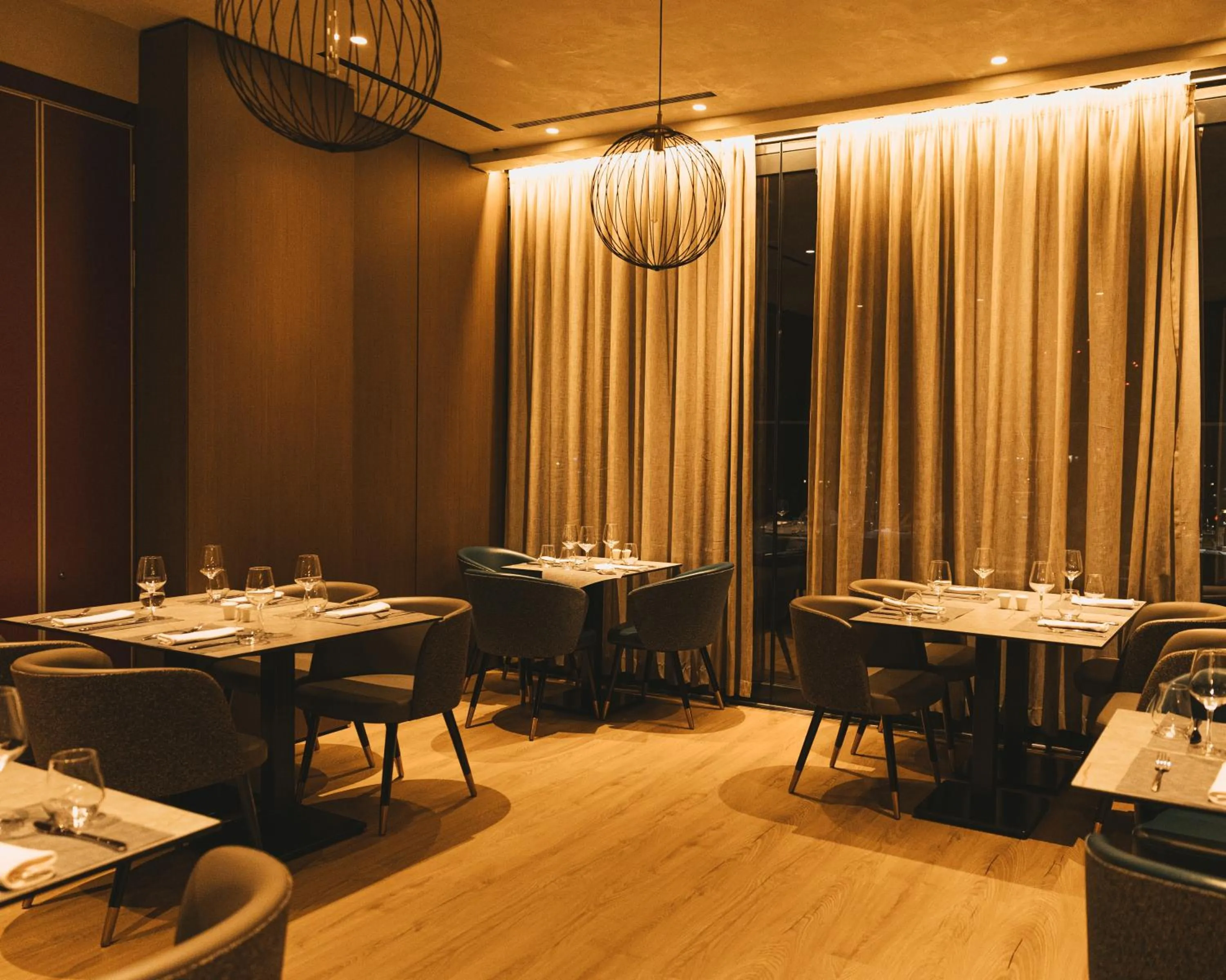 Restaurant/places to eat in Sky Hotel Tirana