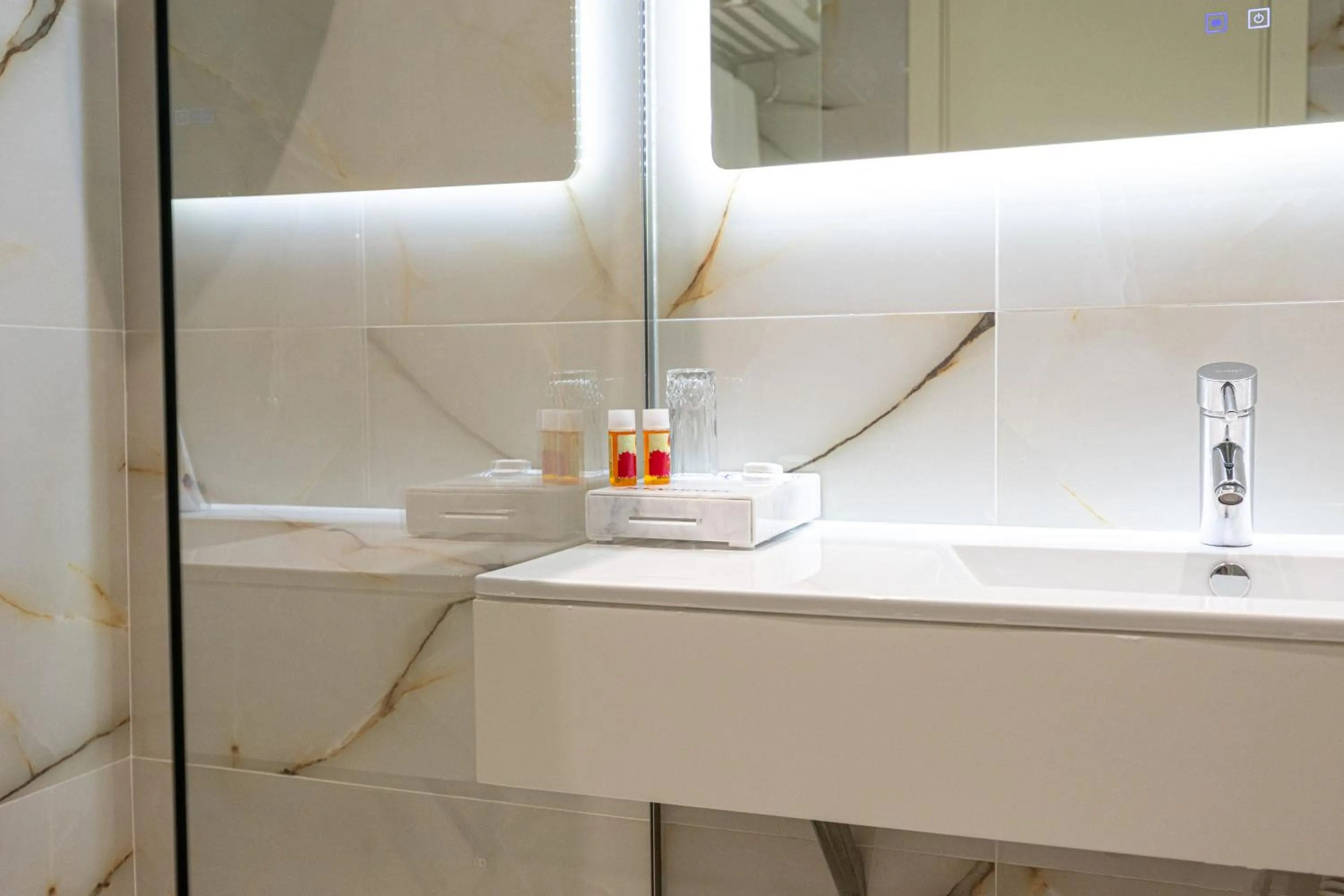 Shower in Sky Hotel Tirana