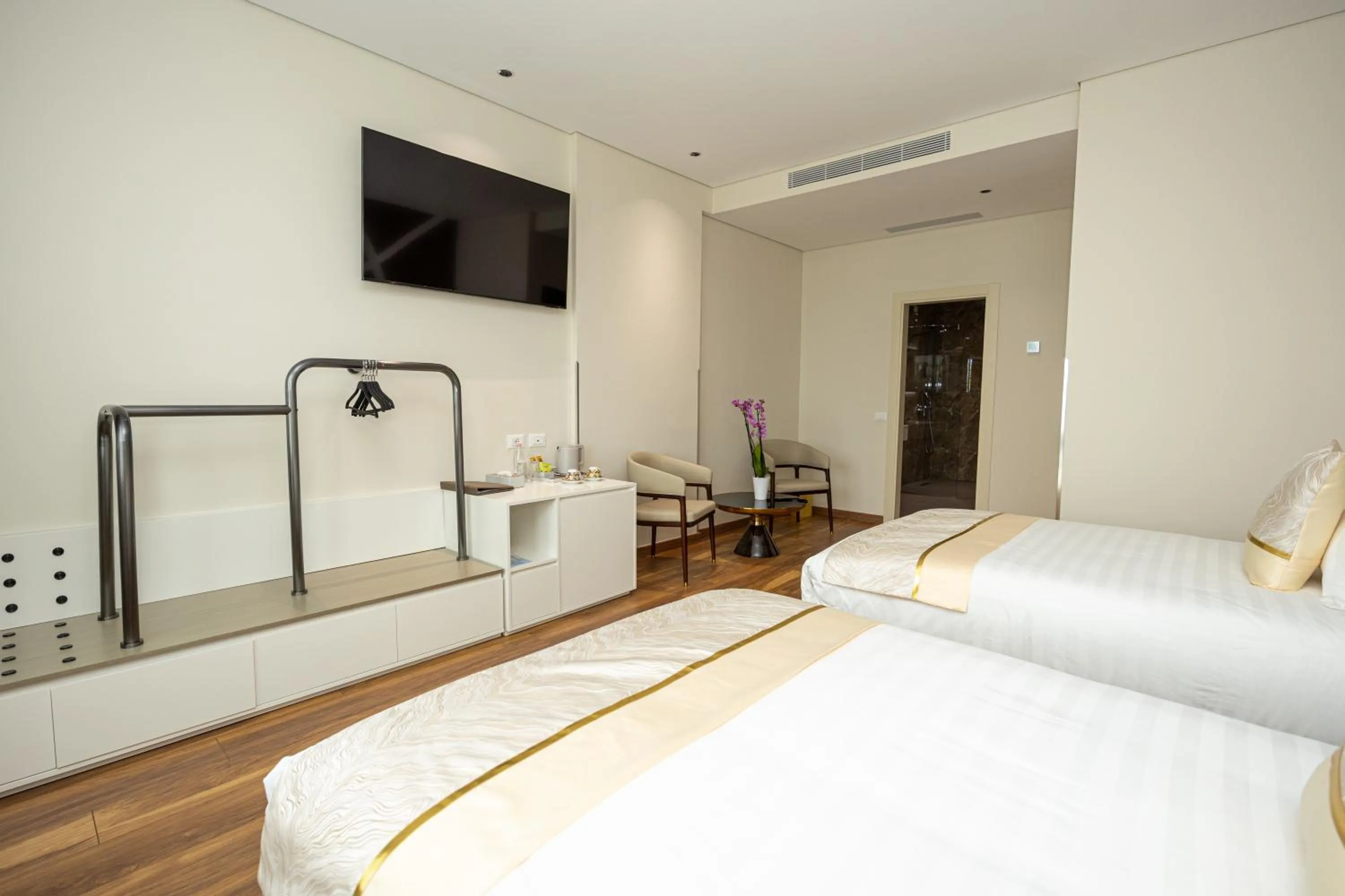 Communal lounge/ TV room, Bed in Sky Hotel Tirana